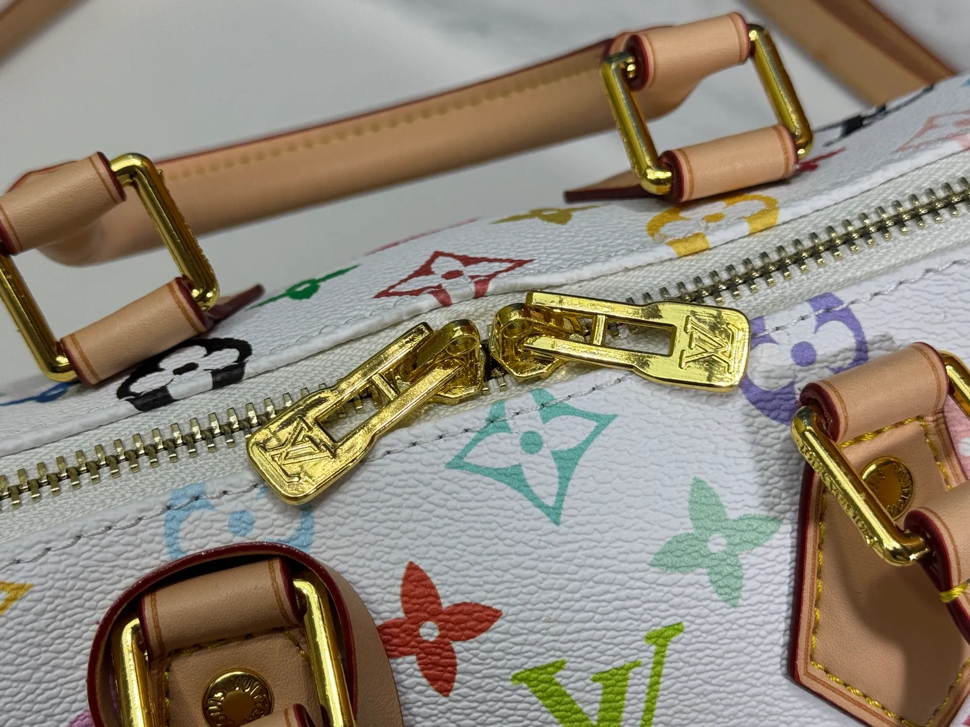 P260 Upgraded from the original version, this M46234 M46222 Speedy Bandoulière 20 handbag is made of soft coated canvas, with the full-length Monogram pattern traced in colorful rainbow tones, highlighting the smart style of the Louis Vuitton x Murakami reissue series. The Toron handle and detachable shoulder strap are constructed of cow leather, the metal corners recall classic luggage elements, and the bow-shaped key bag and padlock add brand touches. Dimensions: 20.5 x 13.5 x 12.0 cm (length x height x width)