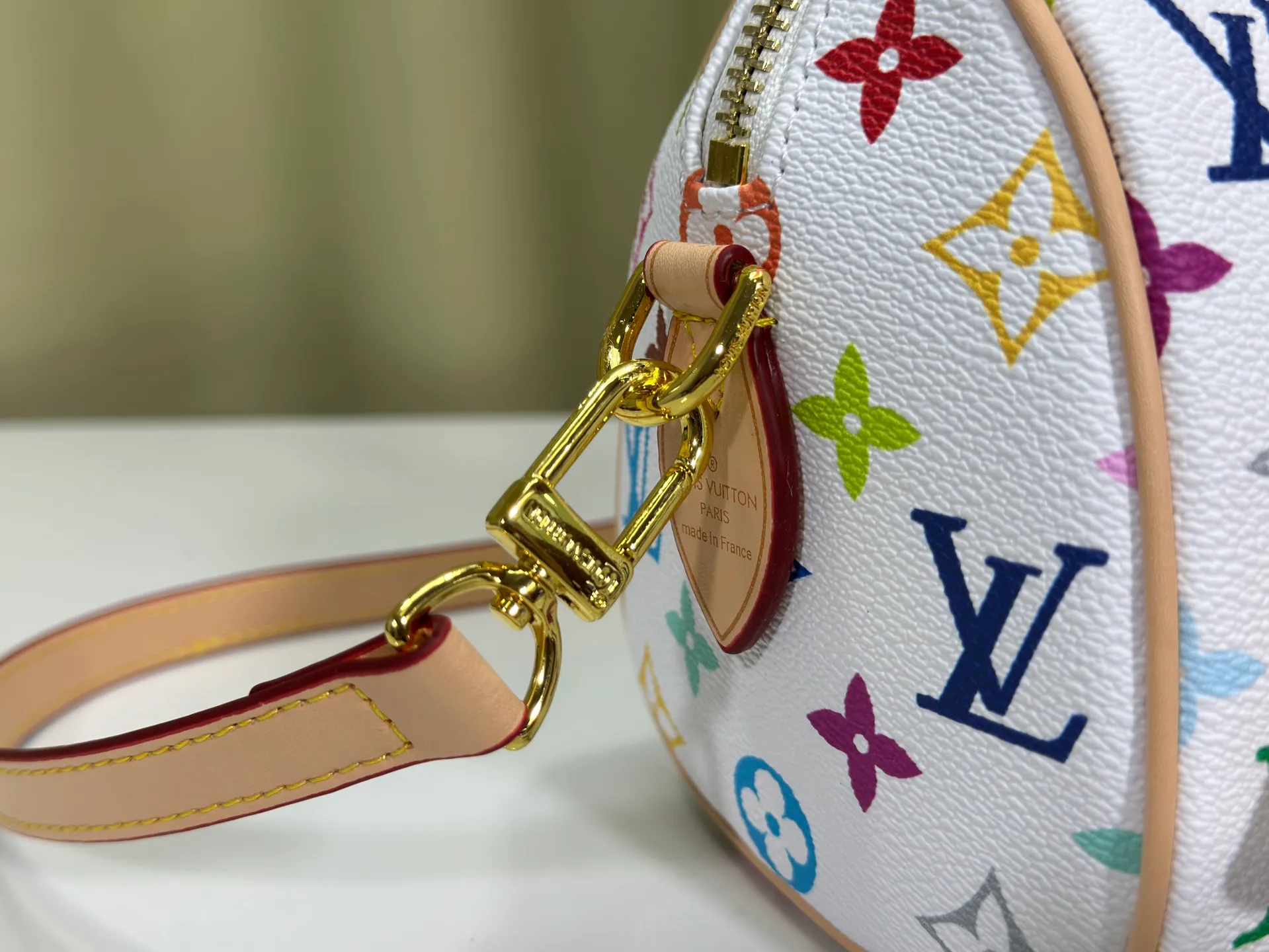 P260 Upgraded from the original version, this M46234 M46222 Speedy Bandoulière 20 handbag is made of soft coated canvas, with the full-length Monogram pattern traced in colorful rainbow tones, highlighting the smart style of the Louis Vuitton x Murakami reissue series. The Toron handle and detachable shoulder strap are constructed of cow leather, the metal corners recall classic luggage elements, and the bow-shaped key bag and padlock add brand touches. Dimensions: 20.5 x 13.5 x 12.0 cm (length x height x width)