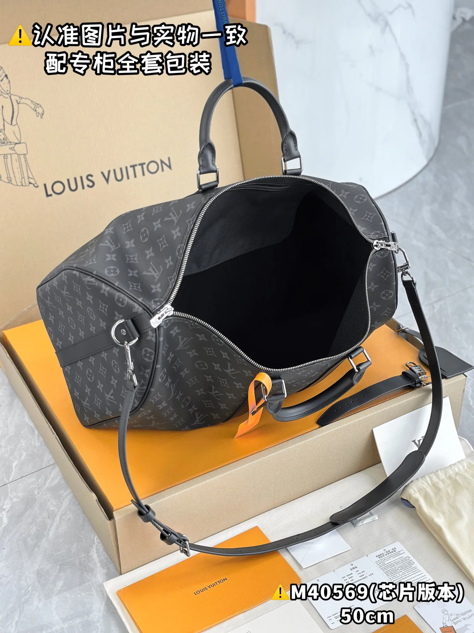 💰2000 [Authentic Grade] [Special Grade MB High Elastic Fabric] M40569 Black Flower Medium [Chip Version: With Full Set of Counter Packaging] KEEPALL BANDOULIÈRE 50 Travel Bag Keepall 45 Travel Bag, cut from the new iconic Monogram Eclipse canvas. Since 1930, Keepall bags have accompanied generations of travelers around the world. This new version of the travel bag features multiple comfortable leather handles, a strap for casual cross-body carry and a shiny padlock, making it a perfect companion for short trips. 50 x 29 x 22 cm (length x height x width)