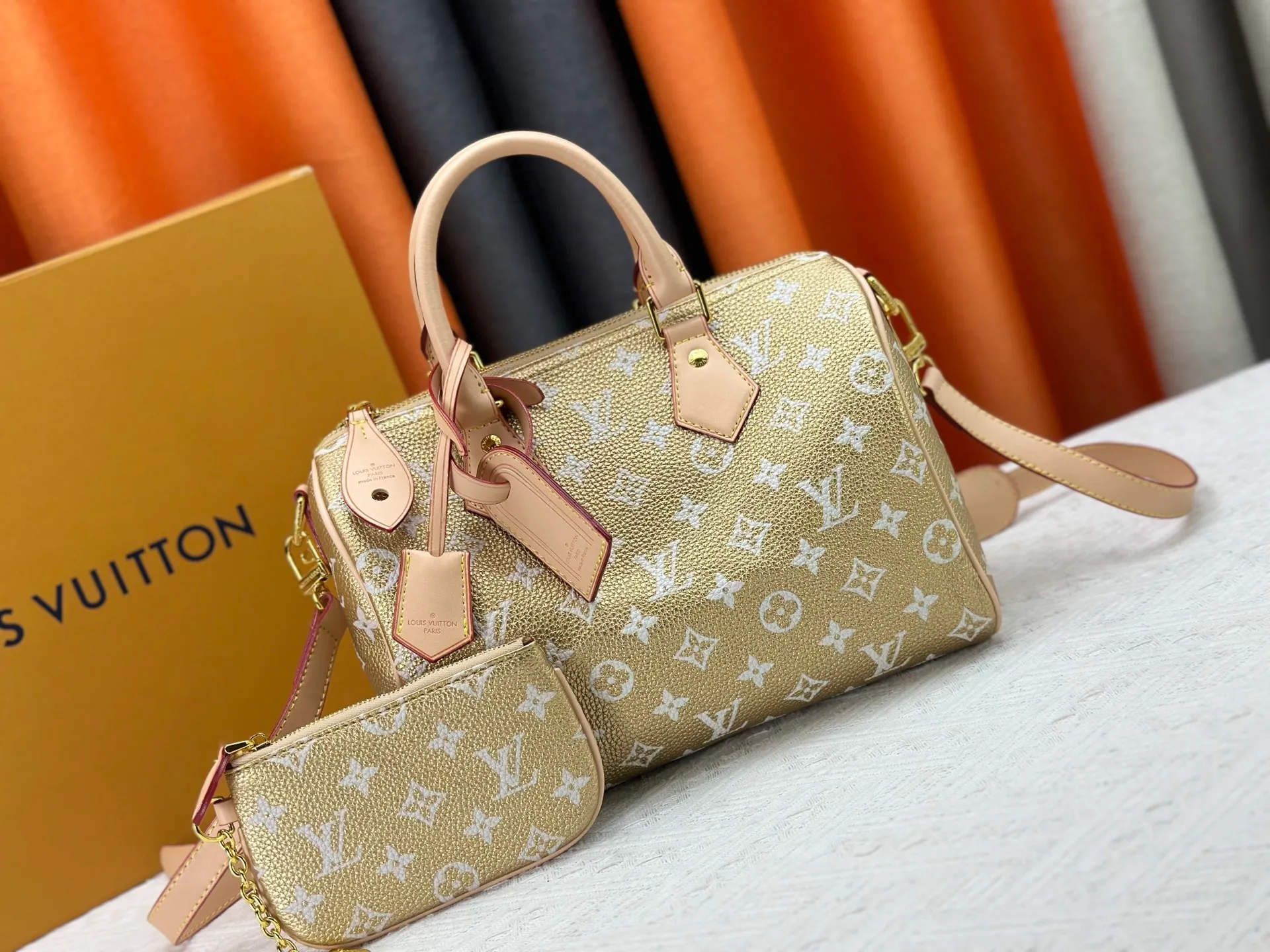 P300 Upgraded original M15278 M24441 M24424 This Speedy Bandoulière 25 Monogram Leather handbag is made of soft cow leather and uses Monogram patterns to reproduce the elegant look and feel of canvas printing. Dazzling metal hardware, sheepskin lining and nameplate all reflect Creative Director Pharrell Williams' relentless attention to detail. 25 x 15 x 15 cm (length x height x width)