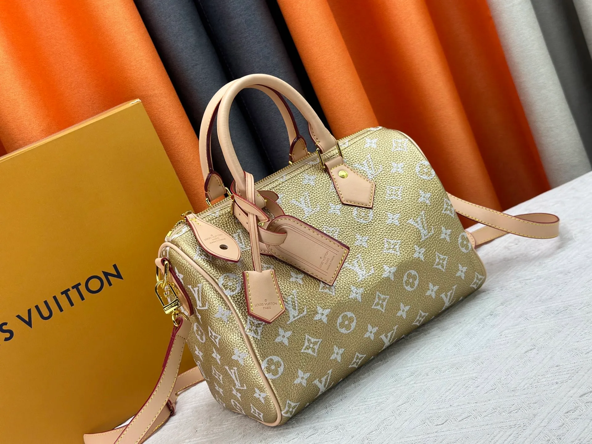 P300 Upgraded original M15278 M24441 M24424 This Speedy Bandoulière 25 Monogram Leather handbag is made of soft cow leather and uses Monogram patterns to reproduce the elegant look and feel of canvas printing. Dazzling metal hardware, sheepskin lining and nameplate all reflect Creative Director Pharrell Williams' relentless attention to detail. 25 x 15 x 15 cm (length x height x width)