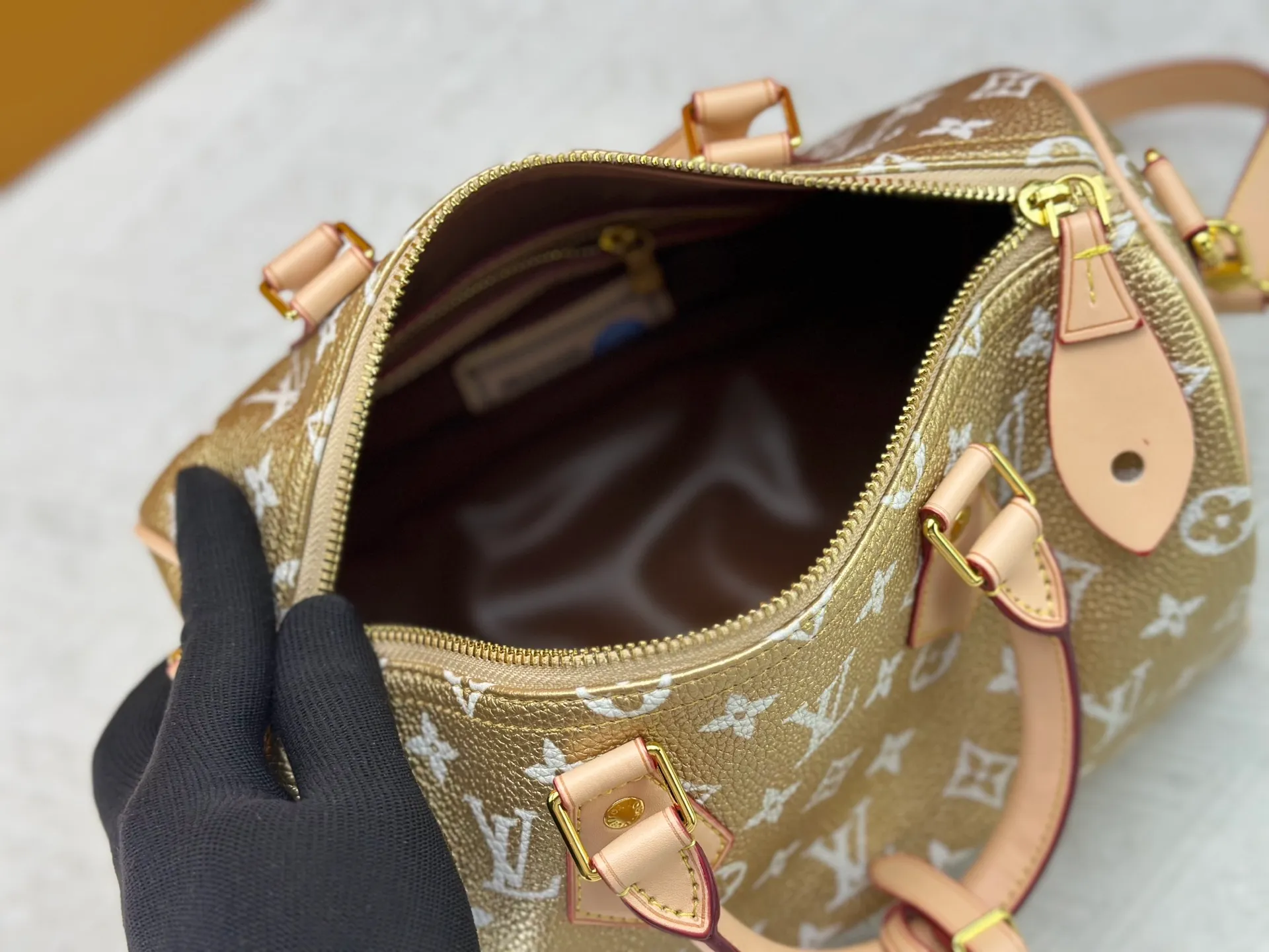 P300 Upgraded original M15278 M24441 M24424 This Speedy Bandoulière 25 Monogram Leather handbag is made of soft cow leather and uses Monogram patterns to reproduce the elegant look and feel of canvas printing. Dazzling metal hardware, sheepskin lining and nameplate all reflect Creative Director Pharrell Williams' relentless attention to detail. 25 x 15 x 15 cm (length x height x width)