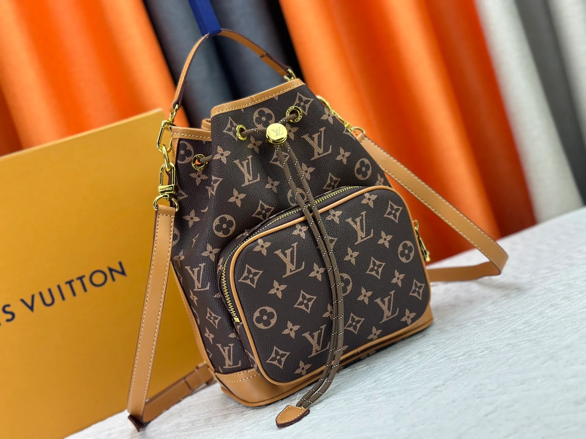 P260 Upgraded from the original M14017, it is infinitely charming and unleashes your fashion attitude. It has a unique appearance and is simply a fashion item that cannot be missed. Different from the softness of a canvas bag, it creates a free and easy feeling when worn on the back. It is super textured and is loved by fashionistas!  Dimensions: height 28x length 22x width 12