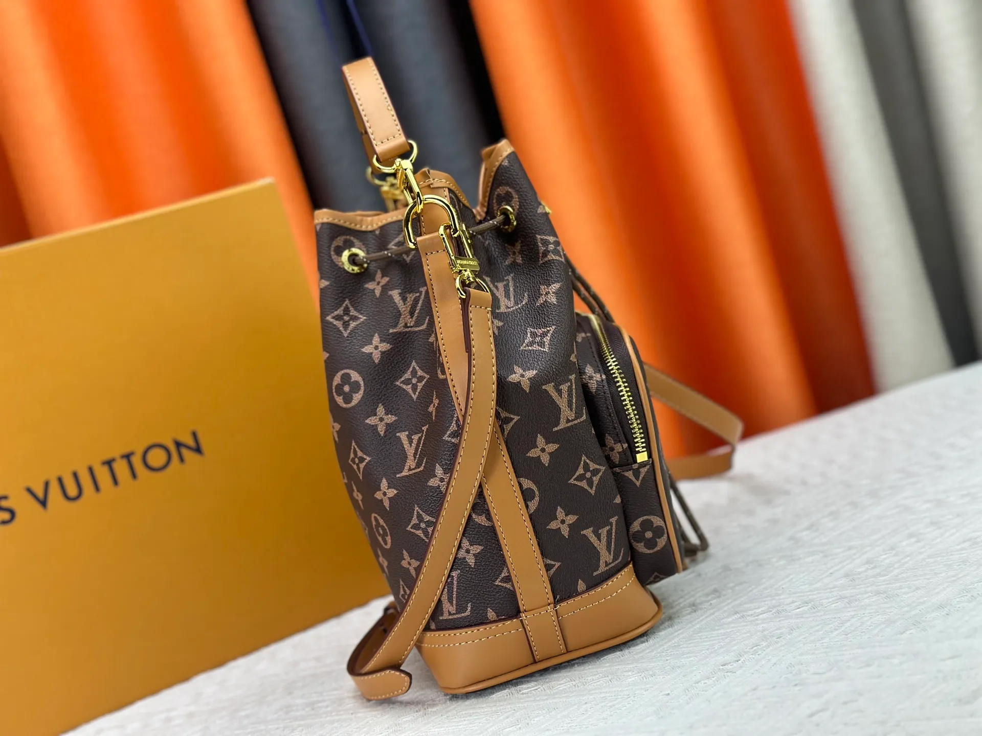 P260 Upgraded from the original M14017, it is infinitely charming and unleashes your fashion attitude. It has a unique appearance and is simply a fashion item that cannot be missed. Different from the softness of a canvas bag, it creates a free and easy feeling when worn on the back. It is super textured and is loved by fashionistas!  Dimensions: height 28x length 22x width 12