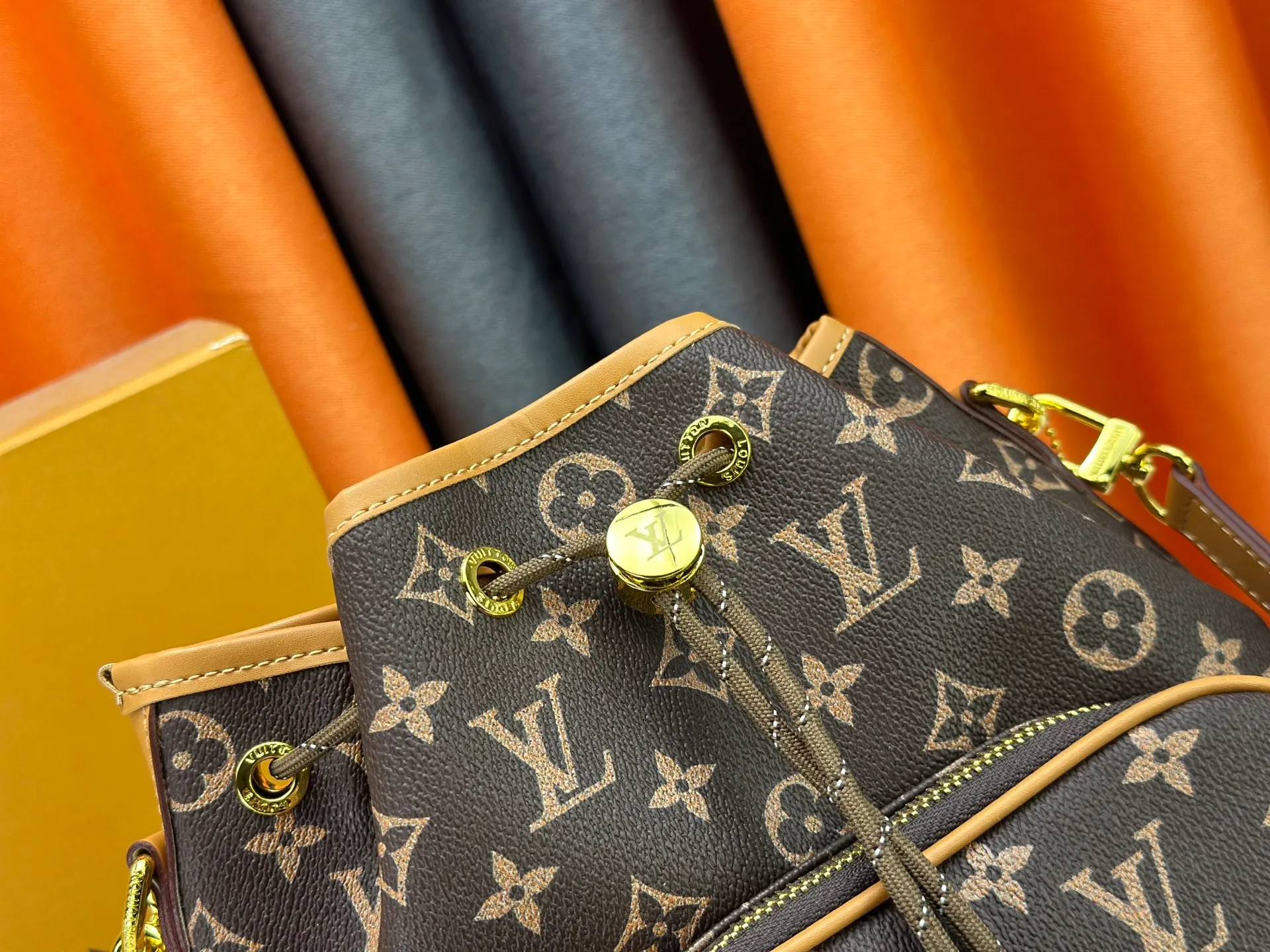 P260 Upgraded from the original M14017, it is infinitely charming and unleashes your fashion attitude. It has a unique appearance and is simply a fashion item that cannot be missed. Different from the softness of a canvas bag, it creates a free and easy feeling when worn on the back. It is super textured and is loved by fashionistas!  Dimensions: height 28x length 22x width 12