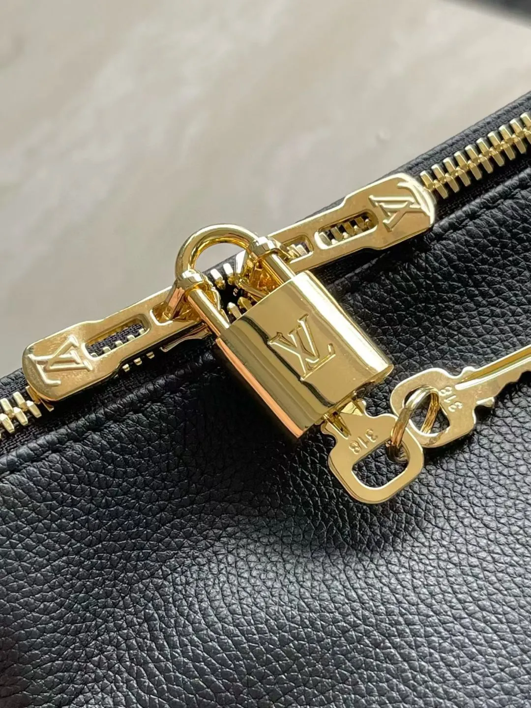 💰1340 (top-grain leather) top original M26037 Express Travel large handbag is made of soft cow leather and Monogram fabric lining to create a soft structure, showing Nicolas Ghesquiere's modern interpretation of the Keepall handbag. Ample space combined with flexible carrying options makes it an ideal choice for urban travelers. Dimensions: 45 × 20 × 27 cm