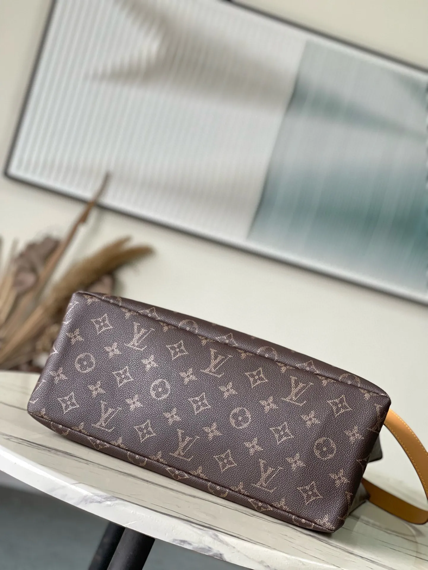💰1100 Top Original Order M13928 As part of the LVPackaging series, the Shopper Tote handbag reinterprets the Louis Vuitton shopping bag into a large-capacity cow leather handbag with an ingenious design, aiming to sublimate daily items into luxury items. The Louis Vuitton logo is displayed on the body of the bag in contrasting colors, while the lining is designed in the same tone. The top handle makes it easy to carry, while the detachable shoulder strap provides flexible shoulder carrying options. Dimensions: 40 × 32 × 16 cm