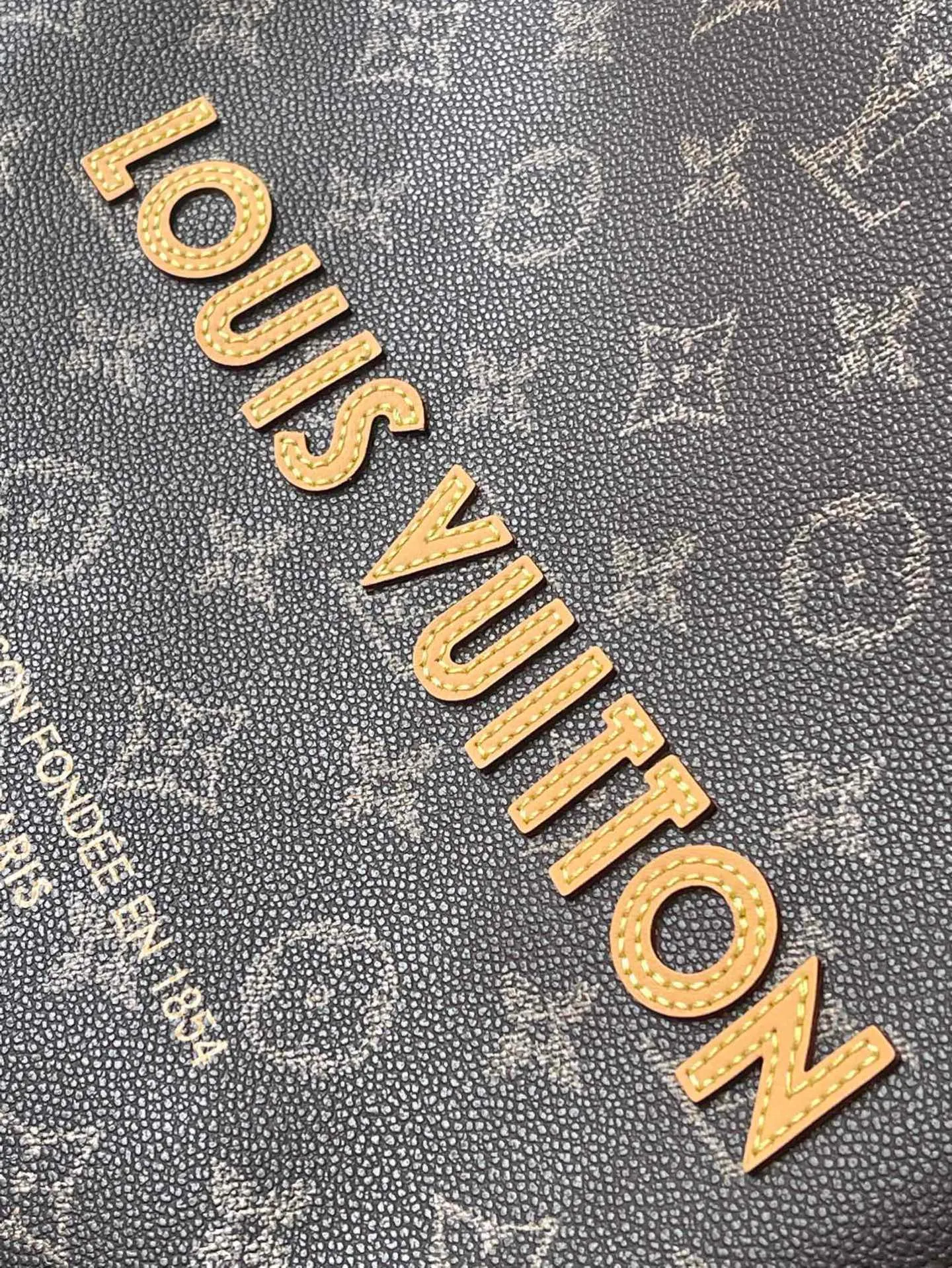 💰1100 Top Original Order M13928 As part of the LVPackaging series, the Shopper Tote handbag reinterprets the Louis Vuitton shopping bag into a large-capacity cow leather handbag with an ingenious design, aiming to sublimate daily items into luxury items. The Louis Vuitton logo is displayed on the body of the bag in contrasting colors, while the lining is designed in the same tone. The top handle makes it easy to carry, while the detachable shoulder strap provides flexible shoulder carrying options. Dimensions: 40 × 32 × 16 cm