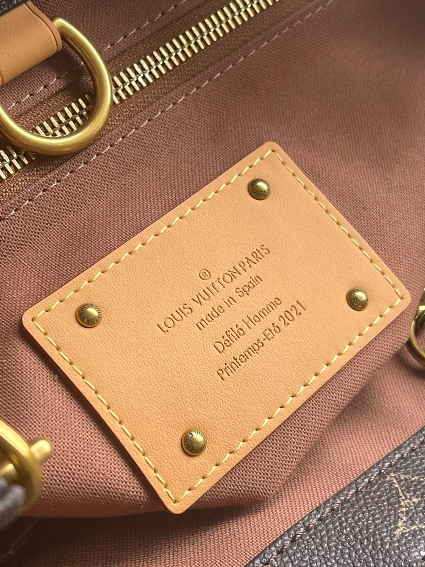 💰1100 Top Original Order M13928 As part of the LVPackaging series, the Shopper Tote handbag reinterprets the Louis Vuitton shopping bag into a large-capacity cow leather handbag with an ingenious design, aiming to sublimate daily items into luxury items. The Louis Vuitton logo is displayed on the body of the bag in contrasting colors, while the lining is designed in the same tone. The top handle makes it easy to carry, while the detachable shoulder strap provides flexible shoulder carrying options. Dimensions: 40 × 32 × 16 cm