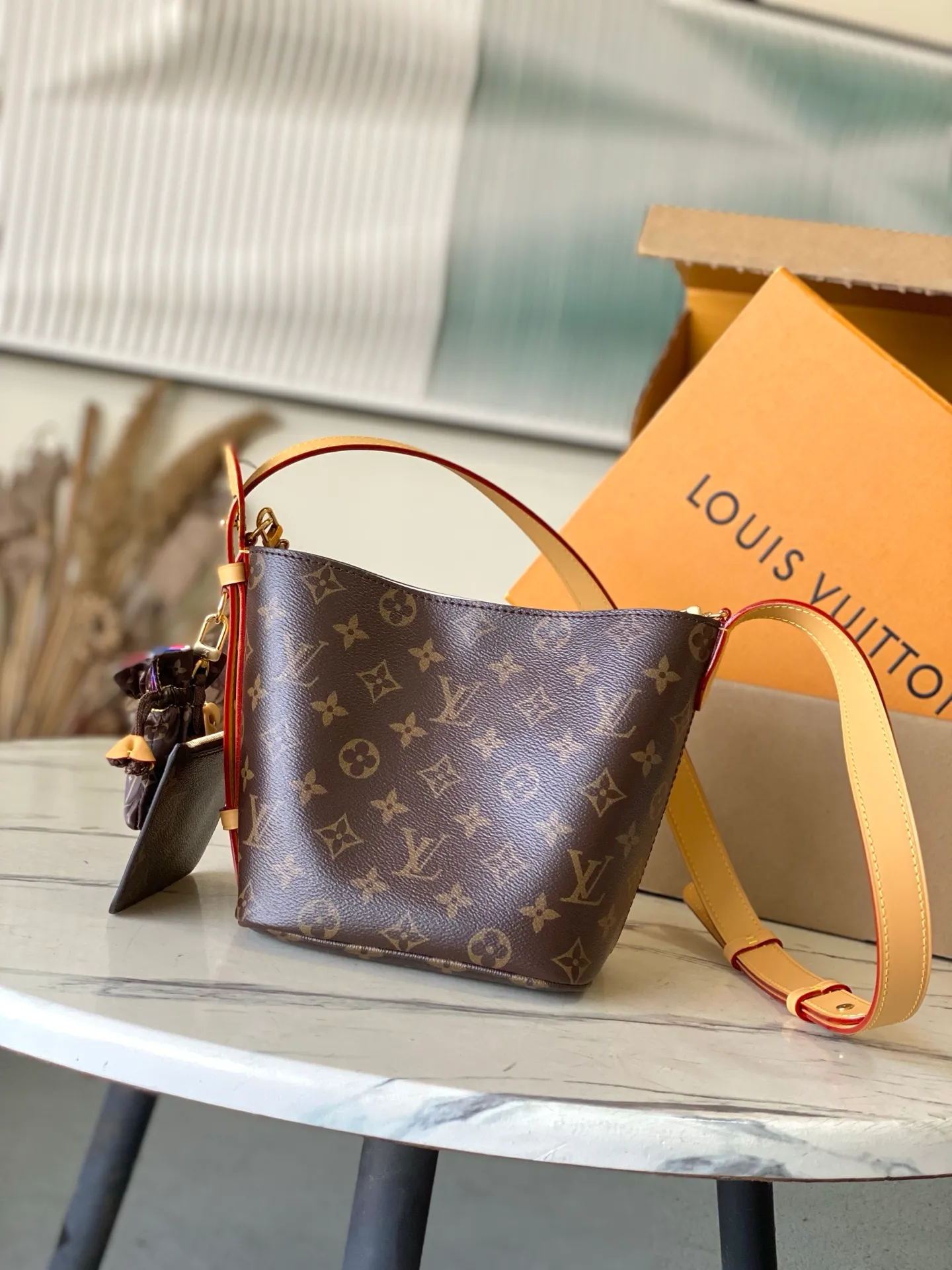💰840 Top original single M26642 presbyopia (hanging ornament) Louis Vuitton Visionary Seoul exclusive capsule series shows a light feeling. Iconic monogram canvas material design, plus leather material decoration. This unique and colorful feature is reminiscent of traditional Korean decorations. Interior features removable zip pocket and printed lining. Dimensions: 16x18x12 cm