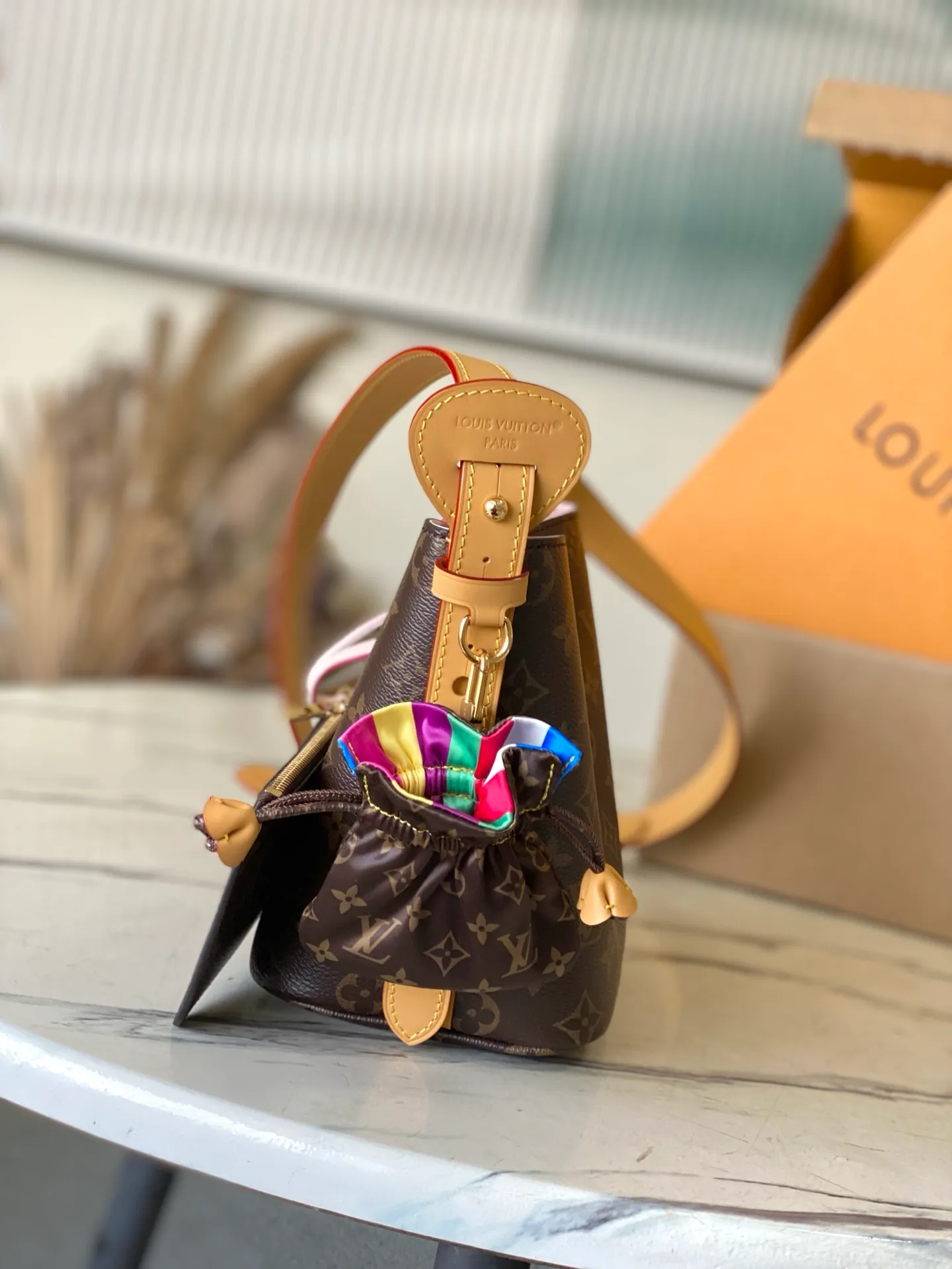 💰840 Top original single M26642 presbyopia (hanging ornament) Louis Vuitton Visionary Seoul exclusive capsule series shows a light feeling. Iconic monogram canvas material design, plus leather material decoration. This unique and colorful feature is reminiscent of traditional Korean decorations. Interior features removable zip pocket and printed lining. Dimensions: 16x18x12 cm