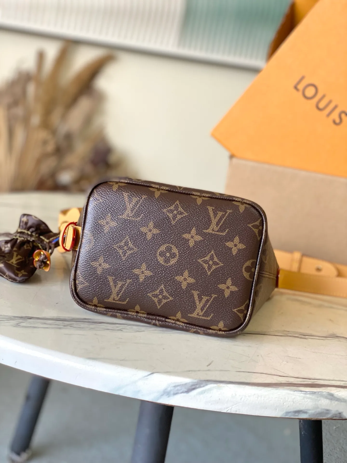 💰840 Top original single M26642 presbyopia (hanging ornament) Louis Vuitton Visionary Seoul exclusive capsule series shows a light feeling. Iconic monogram canvas material design, plus leather material decoration. This unique and colorful feature is reminiscent of traditional Korean decorations. Interior features removable zip pocket and printed lining. Dimensions: 16x18x12 cm