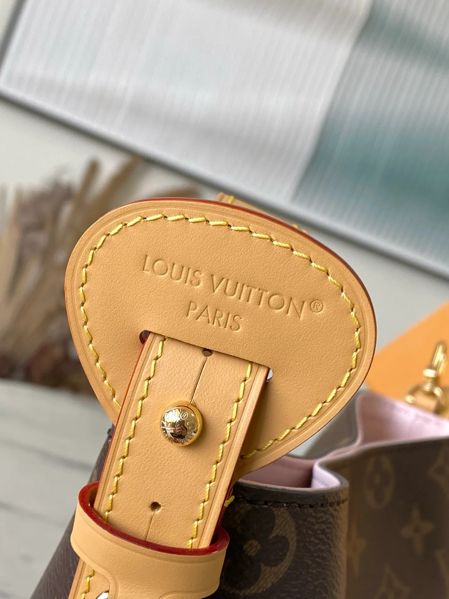 💰840 Top original single M26642 presbyopia (hanging ornament) Louis Vuitton Visionary Seoul exclusive capsule series shows a light feeling. Iconic monogram canvas material design, plus leather material decoration. This unique and colorful feature is reminiscent of traditional Korean decorations. Interior features removable zip pocket and printed lining. Dimensions: 16x18x12 cm