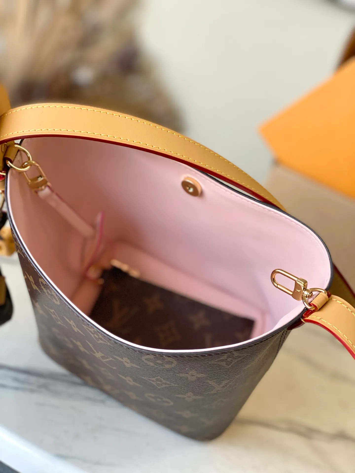 💰840 Top original single M26642 presbyopia (hanging ornament) Louis Vuitton Visionary Seoul exclusive capsule series shows a light feeling. Iconic monogram canvas material design, plus leather material decoration. This unique and colorful feature is reminiscent of traditional Korean decorations. Interior features removable zip pocket and printed lining. Dimensions: 16x18x12 cm