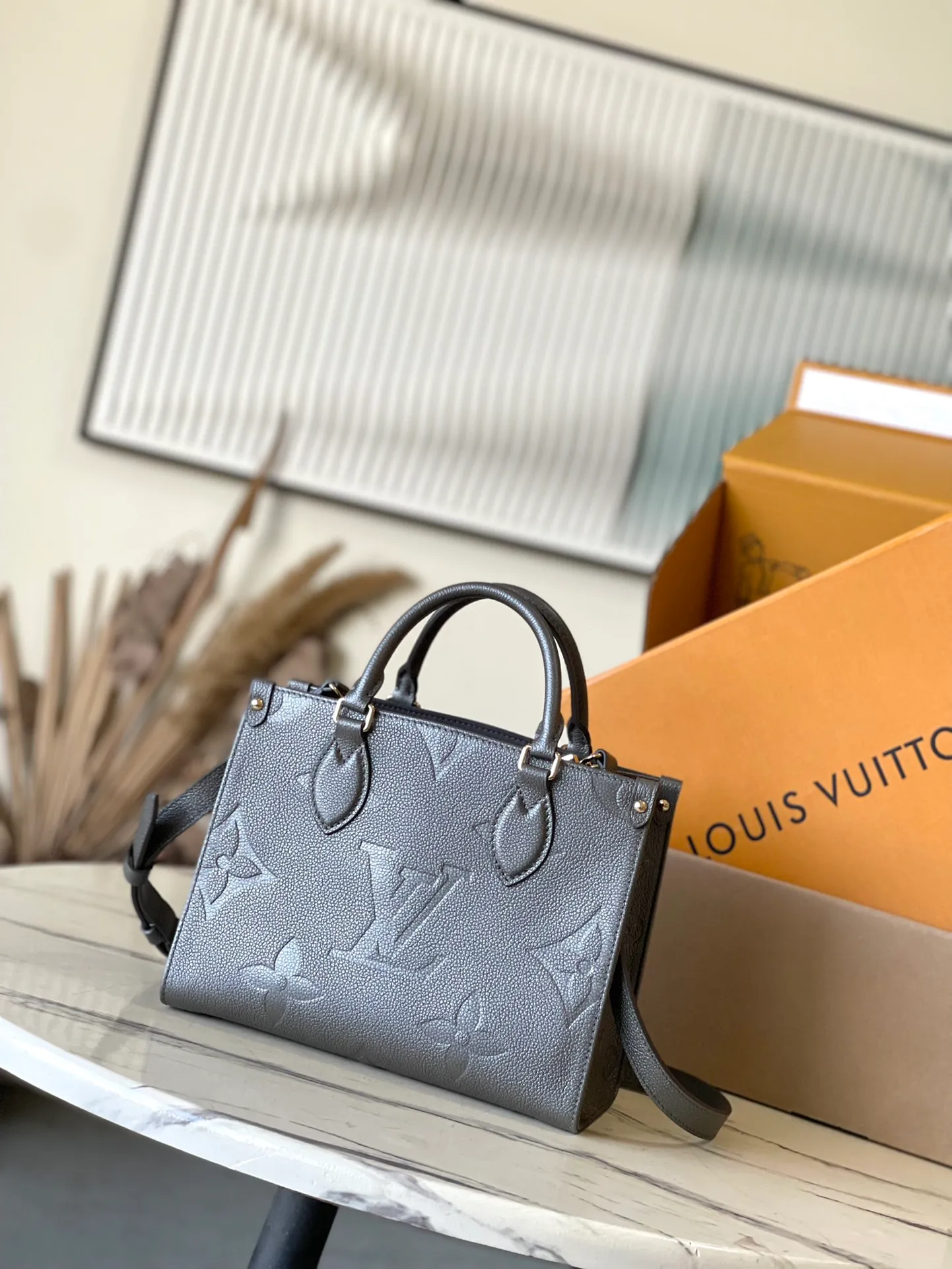💰1040 (top-grain leather) gunmetal color, top-grade original single M12886 This small OnTheGo handbag comes from the LVSki series, lighting up the night look with its sparkling appearance. Monogram Empreinte leather and glossy metal hardware make it easy to store all your travel needs. The detachable shoulder strap allows for a variety of carrying methods. Dimensions: 25 × 19 × 11.5cj