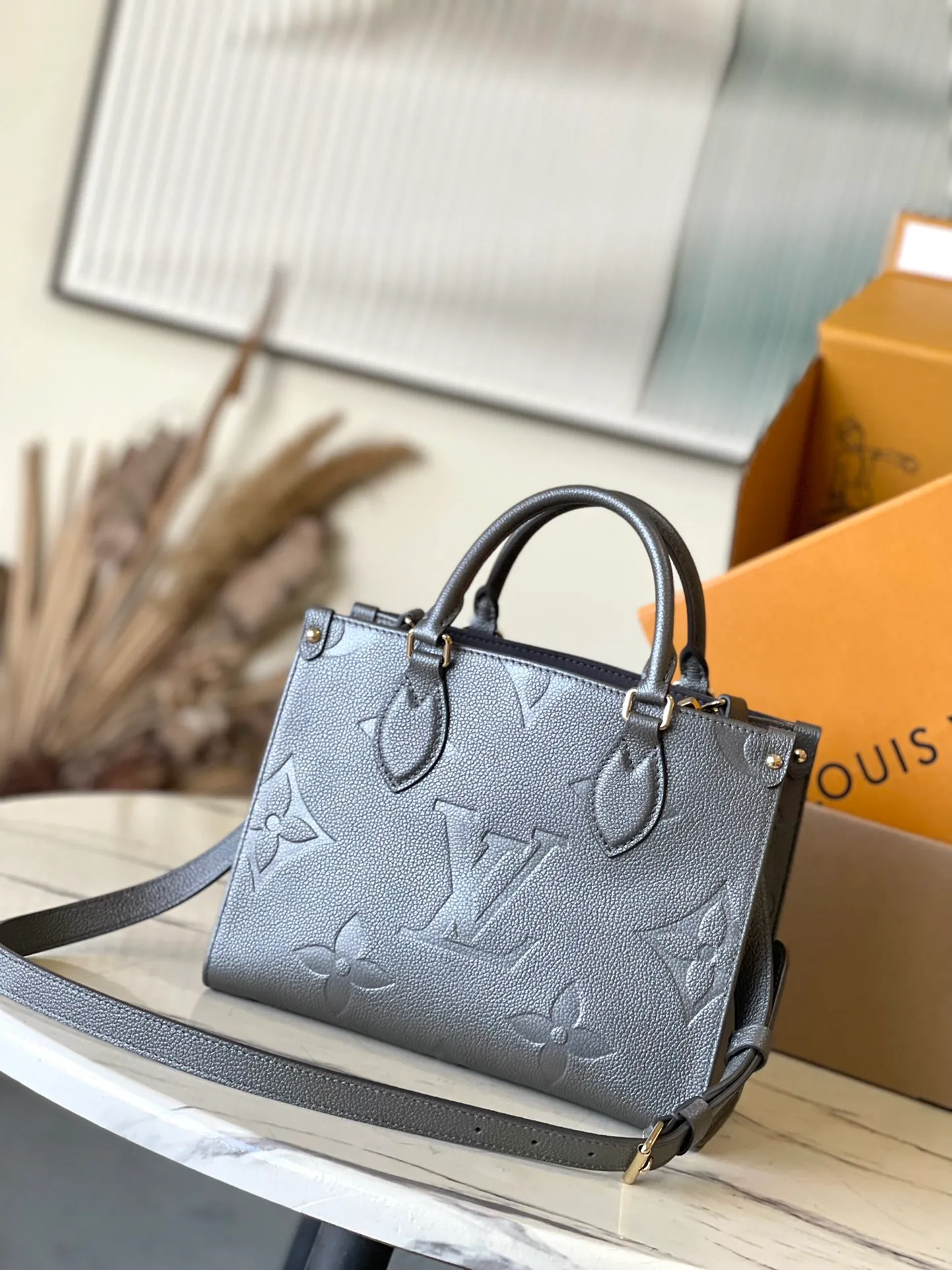 💰1040 (top-grain leather) gunmetal color, top-grade original single M12886 This small OnTheGo handbag comes from the LVSki series, lighting up the night look with its sparkling appearance. Monogram Empreinte leather and glossy metal hardware make it easy to store all your travel needs. The detachable shoulder strap allows for a variety of carrying methods. Dimensions: 25 × 19 × 11.5cj