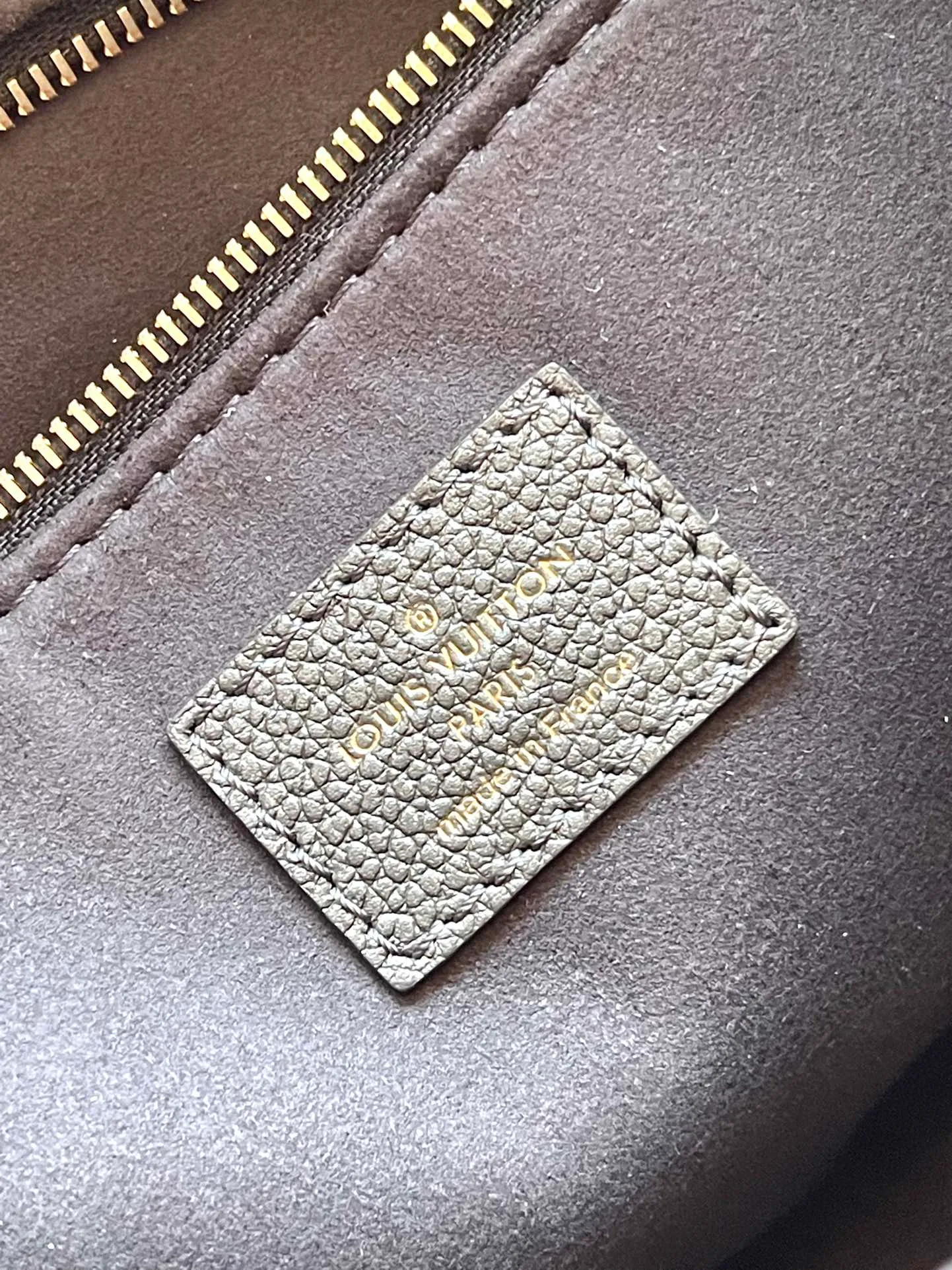 💰1040 (top-grain leather) gunmetal color, top-grade original single M12886 This small OnTheGo handbag comes from the LVSki series, lighting up the night look with its sparkling appearance. Monogram Empreinte leather and glossy metal hardware make it easy to store all your travel needs. The detachable shoulder strap allows for a variety of carrying methods. Dimensions: 25 × 19 × 11.5cj