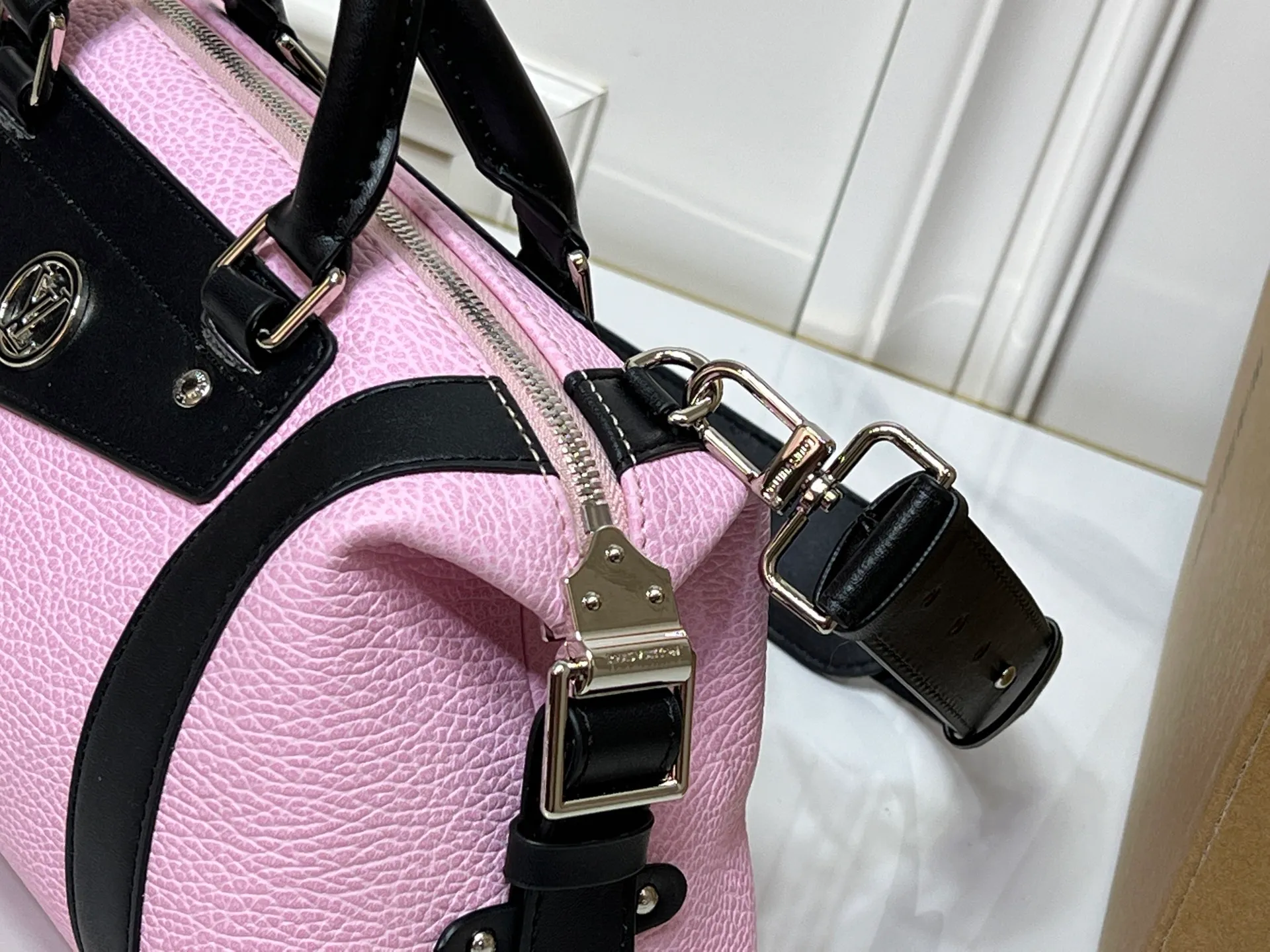 Batch 320💰[Exclusive real shot] Medium size M25566 M14623 Full leather motorcycle bag M14702 M14700 NANO LV BIKER handbag This Nano LV Rider handbag is from the 2025 spring and summer series. It is made of pixelated grain sheep leather with smooth cow leather elements, and is decorated with LV Circle logo. The foldable configuration makes it easy to store in a suitcase, and the modern design adds a rock-n-roll edge to any look. Dimensions: 10 x 10 x 23 cm