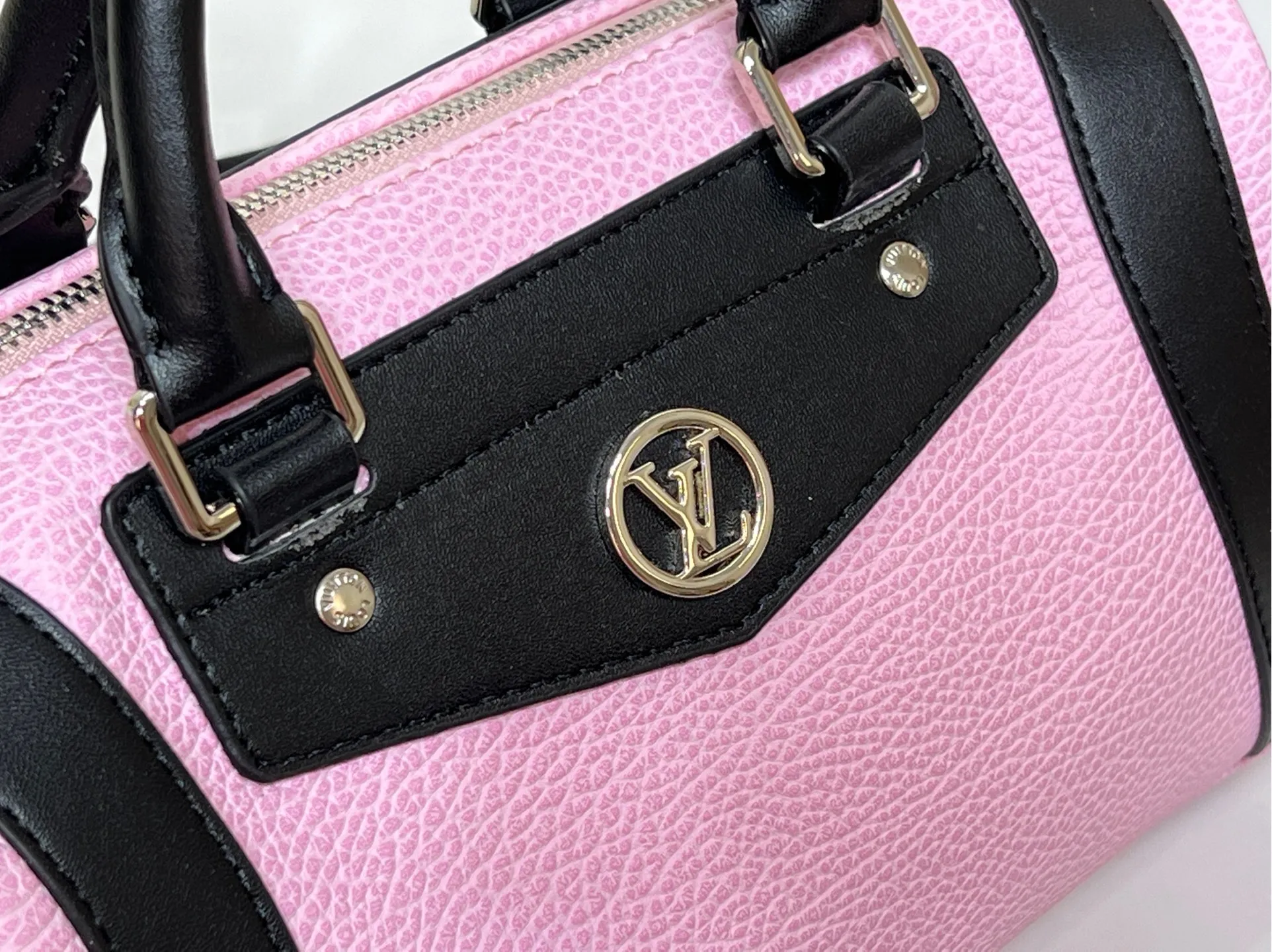 Batch 320💰[Exclusive real shot] Medium size M25566 M14623 Full leather motorcycle bag M14702 M14700 NANO LV BIKER handbag This Nano LV Rider handbag is from the 2025 spring and summer series. It is made of pixelated grain sheep leather with smooth cow leather elements, and is decorated with LV Circle logo. The foldable configuration makes it easy to store in a suitcase, and the modern design adds a rock-n-roll edge to any look. Dimensions: 10 x 10 x 23 cm