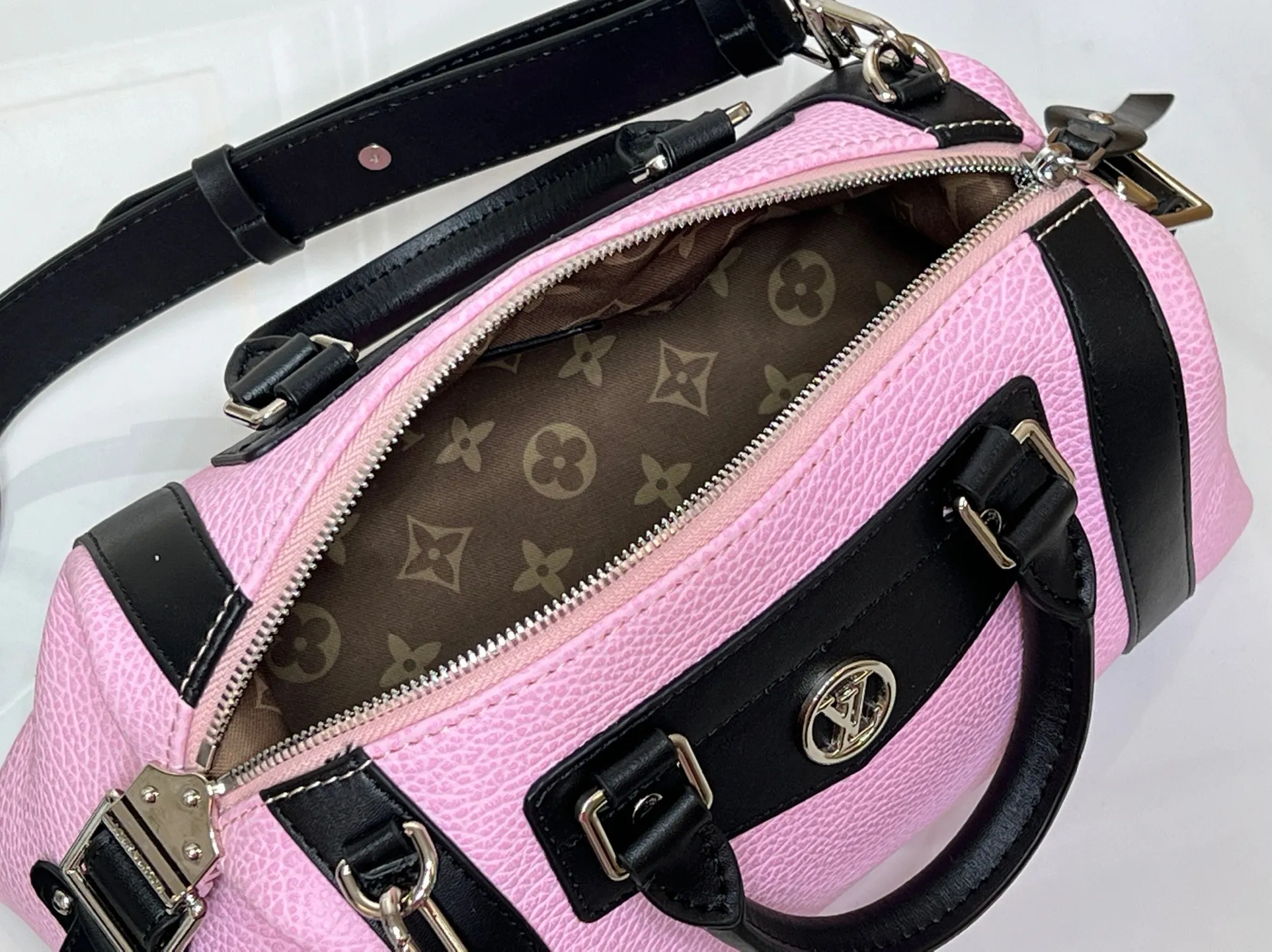 Batch 320💰[Exclusive real shot] Medium size M25566 M14623 Full leather motorcycle bag M14702 M14700 NANO LV BIKER handbag This Nano LV Rider handbag is from the 2025 spring and summer series. It is made of pixelated grain sheep leather with smooth cow leather elements, and is decorated with LV Circle logo. The foldable configuration makes it easy to store in a suitcase, and the modern design adds a rock-n-roll edge to any look. Dimensions: 10 x 10 x 23 cm