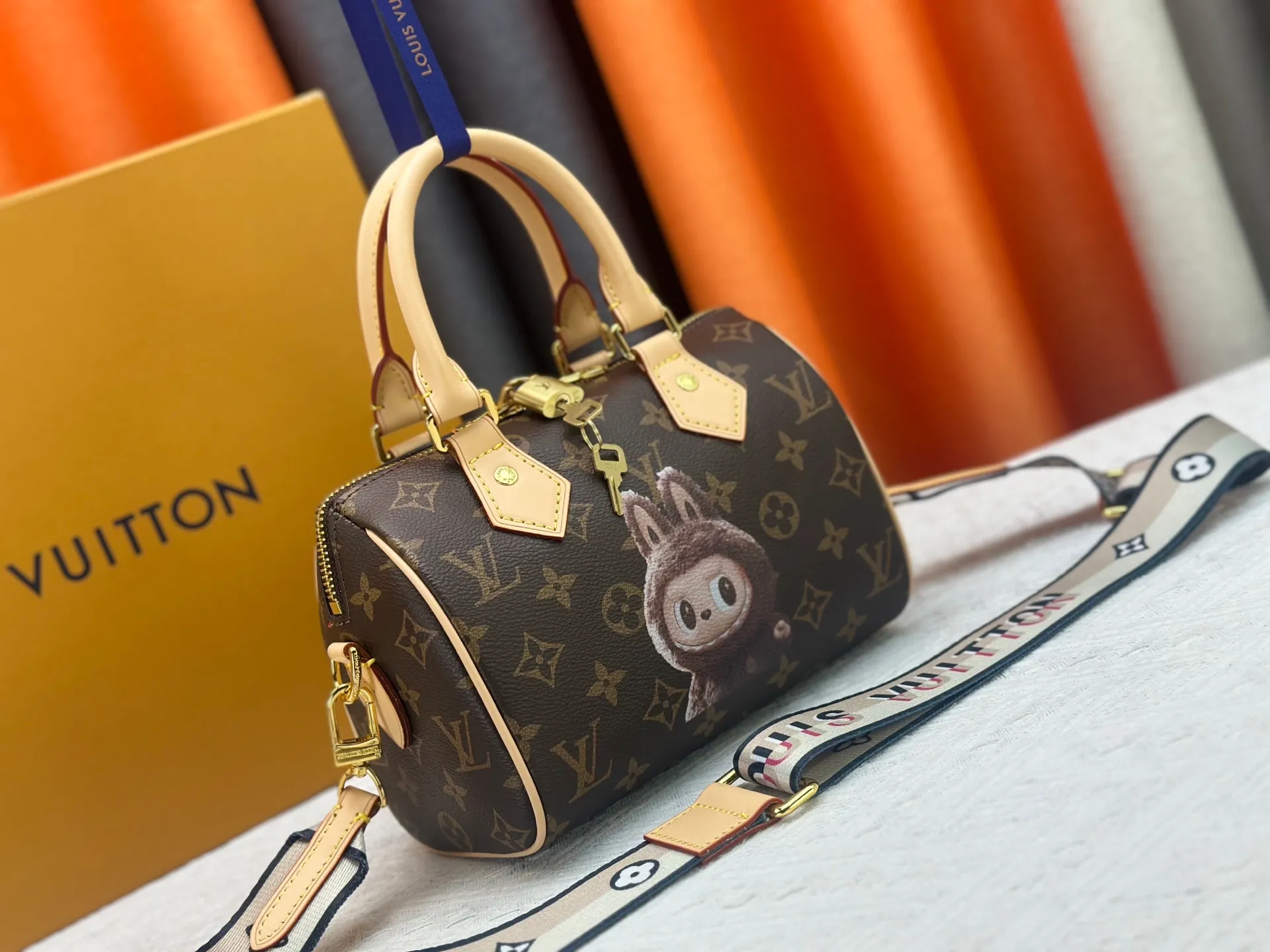 P280 Upgraded original la bubu M13365 M58953 M46234 M46222 Speedy Bandoulière 20 handbag is made of soft coated canvas, and the full-length Monogram pattern is traced in colorful rainbow tones, highlighting the smart style of the Louis Vuitton x Murakami reissue series. The Toron handle and detachable shoulder strap are constructed of cow leather, the metal corners recall classic luggage elements, and the bow-shaped key bag and padlock add brand touches. Dimensions: 20.5 x 13.5 x 12.0 cm (length x height x width)