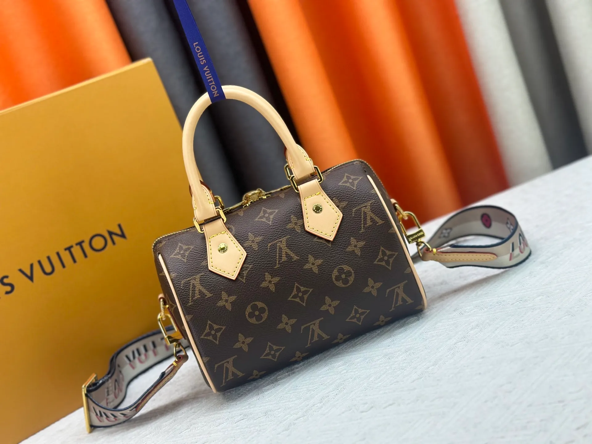 P280 Upgraded original la bubu M13365 M58953 M46234 M46222 Speedy Bandoulière 20 handbag is made of soft coated canvas, and the full-length Monogram pattern is traced in colorful rainbow tones, highlighting the smart style of the Louis Vuitton x Murakami reissue series. The Toron handle and detachable shoulder strap are constructed of cow leather, the metal corners recall classic luggage elements, and the bow-shaped key bag and padlock add brand touches. Dimensions: 20.5 x 13.5 x 12.0 cm (length x height x width)