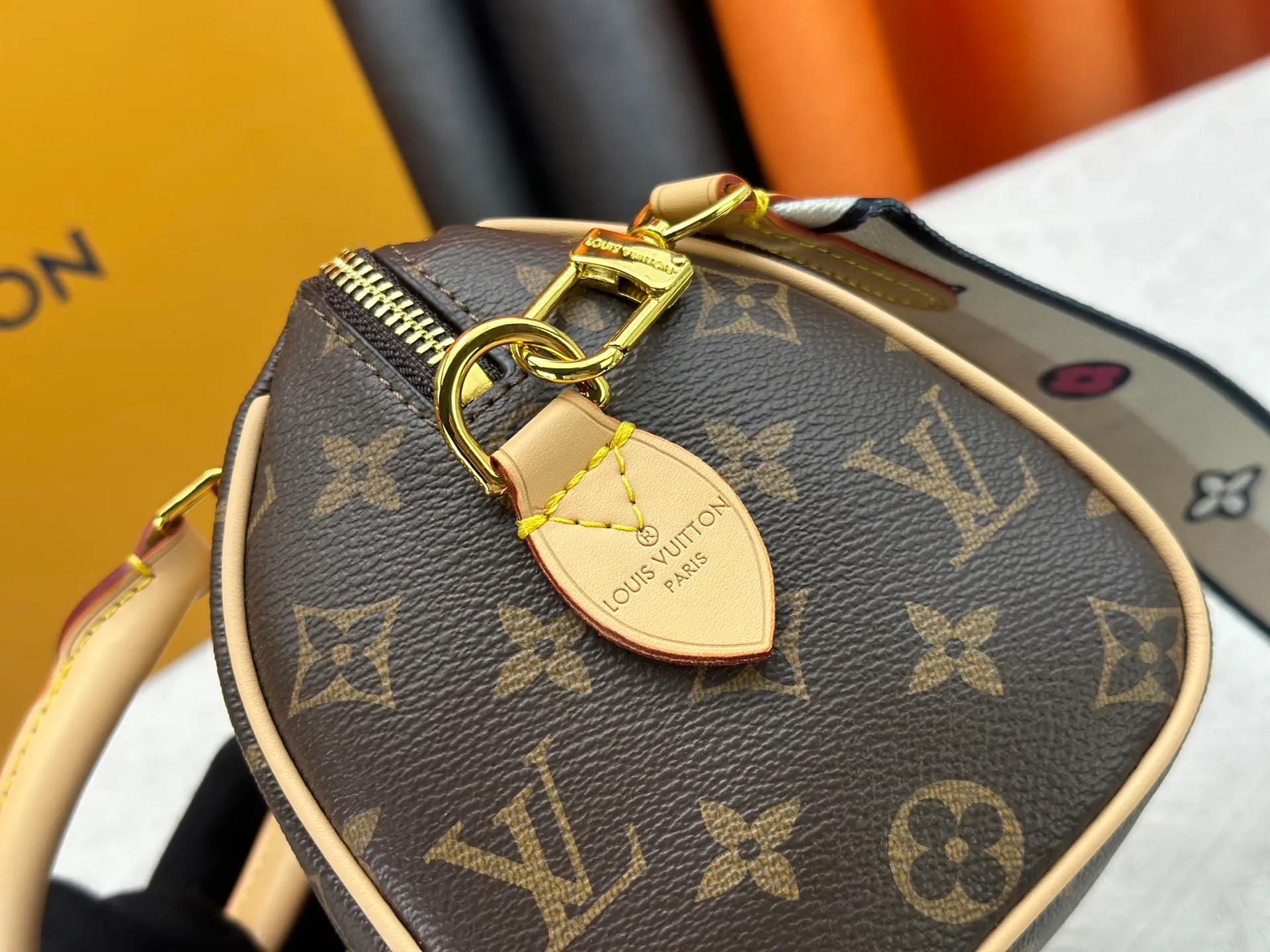 P280 Upgraded original la bubu M13365 M58953 M46234 M46222 Speedy Bandoulière 20 handbag is made of soft coated canvas, and the full-length Monogram pattern is traced in colorful rainbow tones, highlighting the smart style of the Louis Vuitton x Murakami reissue series. The Toron handle and detachable shoulder strap are constructed of cow leather, the metal corners recall classic luggage elements, and the bow-shaped key bag and padlock add brand touches. Dimensions: 20.5 x 13.5 x 12.0 cm (length x height x width)