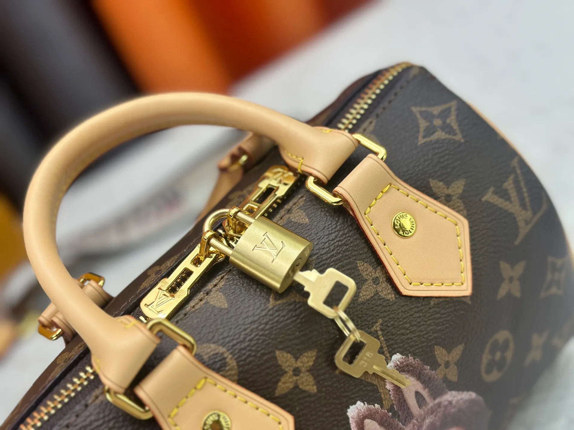 P280 Upgraded original la bubu M13365 M58953 M46234 M46222 Speedy Bandoulière 20 handbag is made of soft coated canvas, and the full-length Monogram pattern is traced in colorful rainbow tones, highlighting the smart style of the Louis Vuitton x Murakami reissue series. The Toron handle and detachable shoulder strap are constructed of cow leather, the metal corners recall classic luggage elements, and the bow-shaped key bag and padlock add brand touches. Dimensions: 20.5 x 13.5 x 12.0 cm (length x height x width)