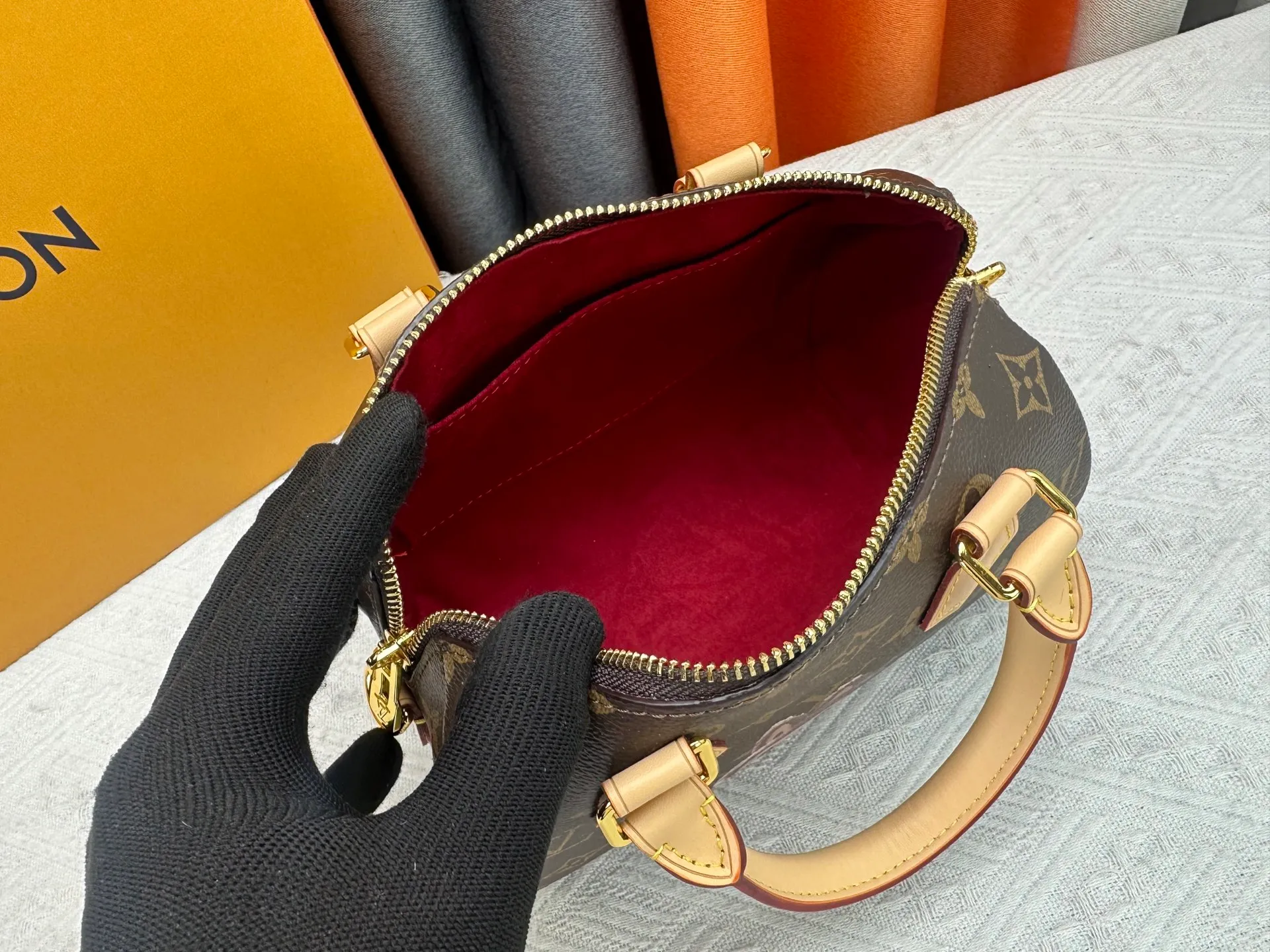 P280 Upgraded original la bubu M13365 M58953 M46234 M46222 Speedy Bandoulière 20 handbag is made of soft coated canvas, and the full-length Monogram pattern is traced in colorful rainbow tones, highlighting the smart style of the Louis Vuitton x Murakami reissue series. The Toron handle and detachable shoulder strap are constructed of cow leather, the metal corners recall classic luggage elements, and the bow-shaped key bag and padlock add brand touches. Dimensions: 20.5 x 13.5 x 12.0 cm (length x height x width)