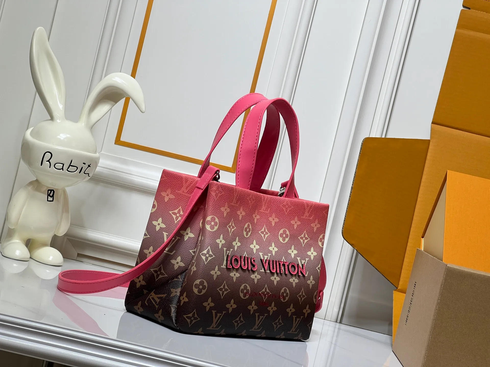 Batch 260💰M13940 Gradient pink Gradient blue khaki Colored check Black check Presbyopia Orange Black Green Pink PHARREL and NIGO collection’s joint series Top original order This Shopper medium handbag draws inspiration from Louis Vuitton shopping bags, with the words Louis Vuitton and Maison Fondée En 1854 written on soft cow leather, with a top handle and a detachable shoulder strap. 25x19x11 • Cow leather • Cow leather trim • Textile lining • Metal hardware • Musketon closure • Main compartment • Zip pocket • Double patch pockets • Handles: Double handle