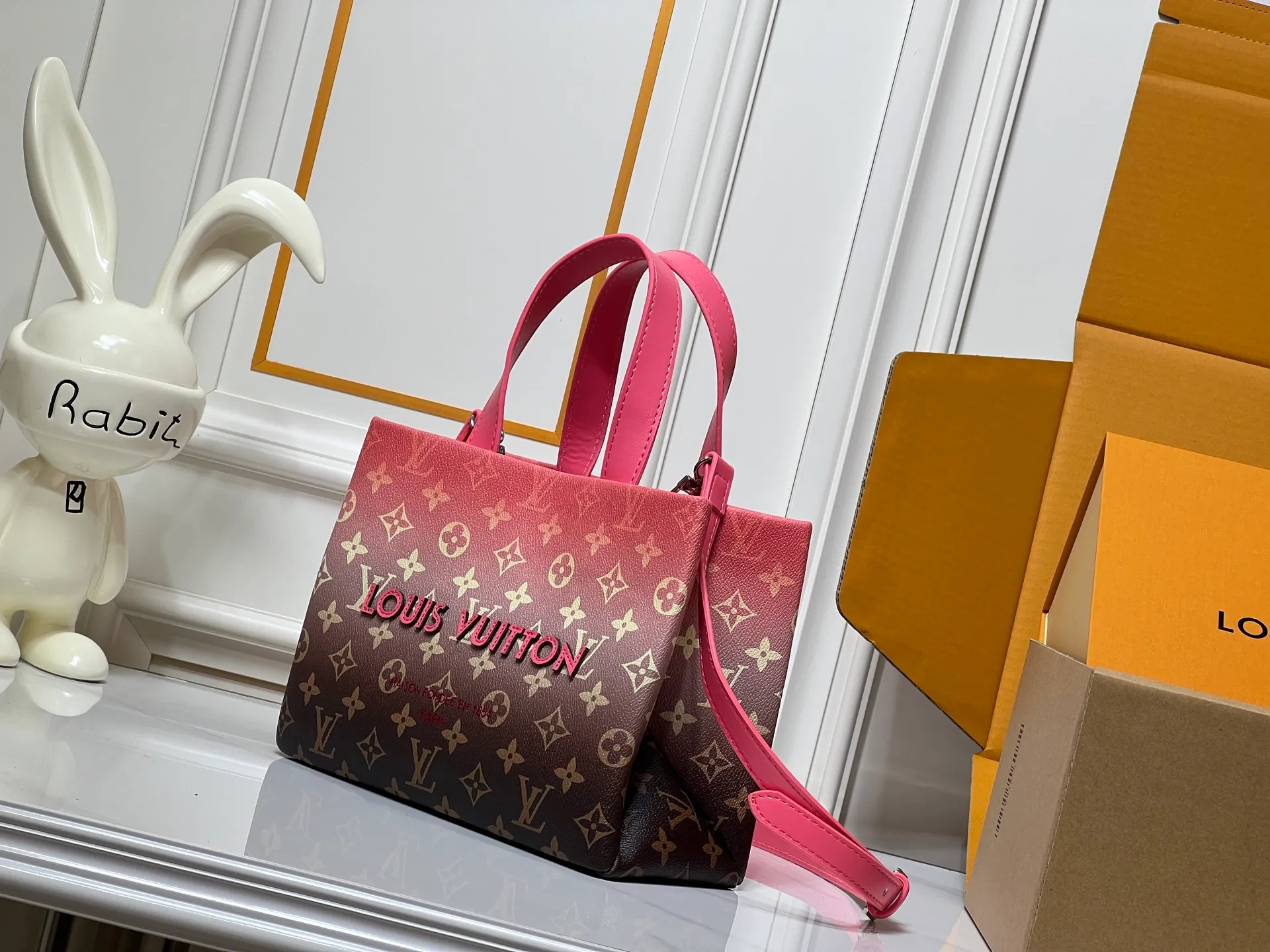 Batch 260💰M13940 Gradient pink Gradient blue khaki Colored check Black check Presbyopia Orange Black Green Pink PHARREL and NIGO collection’s joint series Top original order This Shopper medium handbag draws inspiration from Louis Vuitton shopping bags, with the words Louis Vuitton and Maison Fondée En 1854 written on soft cow leather, with a top handle and a detachable shoulder strap. 25x19x11 • Cow leather • Cow leather trim • Textile lining • Metal hardware • Musketon closure • Main compartment • Zip pocket • Double patch pockets • Handles: Double handle