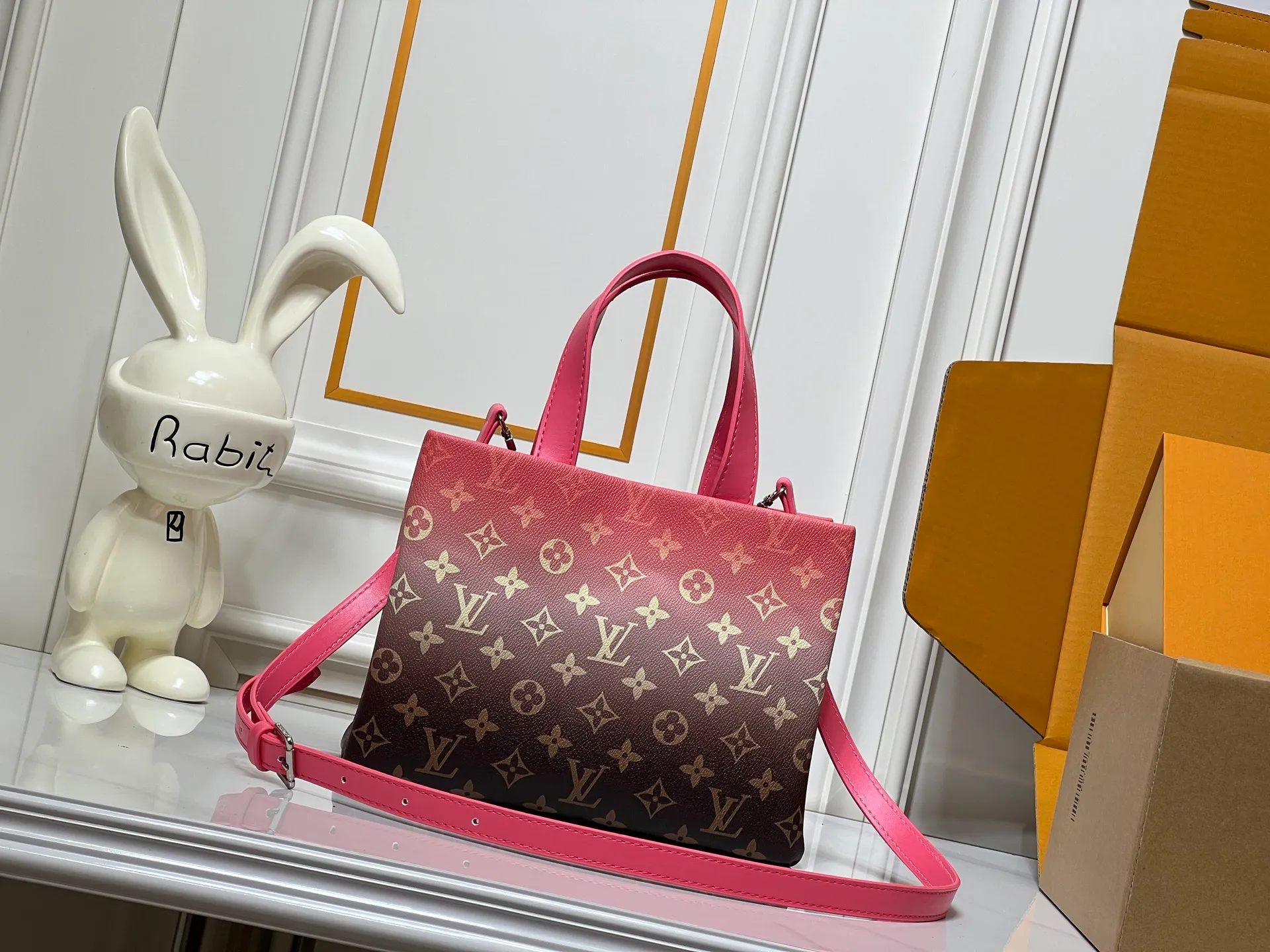 Batch 260💰M13940 Gradient pink Gradient blue khaki Colored check Black check Presbyopia Orange Black Green Pink PHARREL and NIGO collection’s joint series Top original order This Shopper medium handbag draws inspiration from Louis Vuitton shopping bags, with the words Louis Vuitton and Maison Fondée En 1854 written on soft cow leather, with a top handle and a detachable shoulder strap. 25x19x11 • Cow leather • Cow leather trim • Textile lining • Metal hardware • Musketon closure • Main compartment • Zip pocket • Double patch pockets • Handles: Double handle