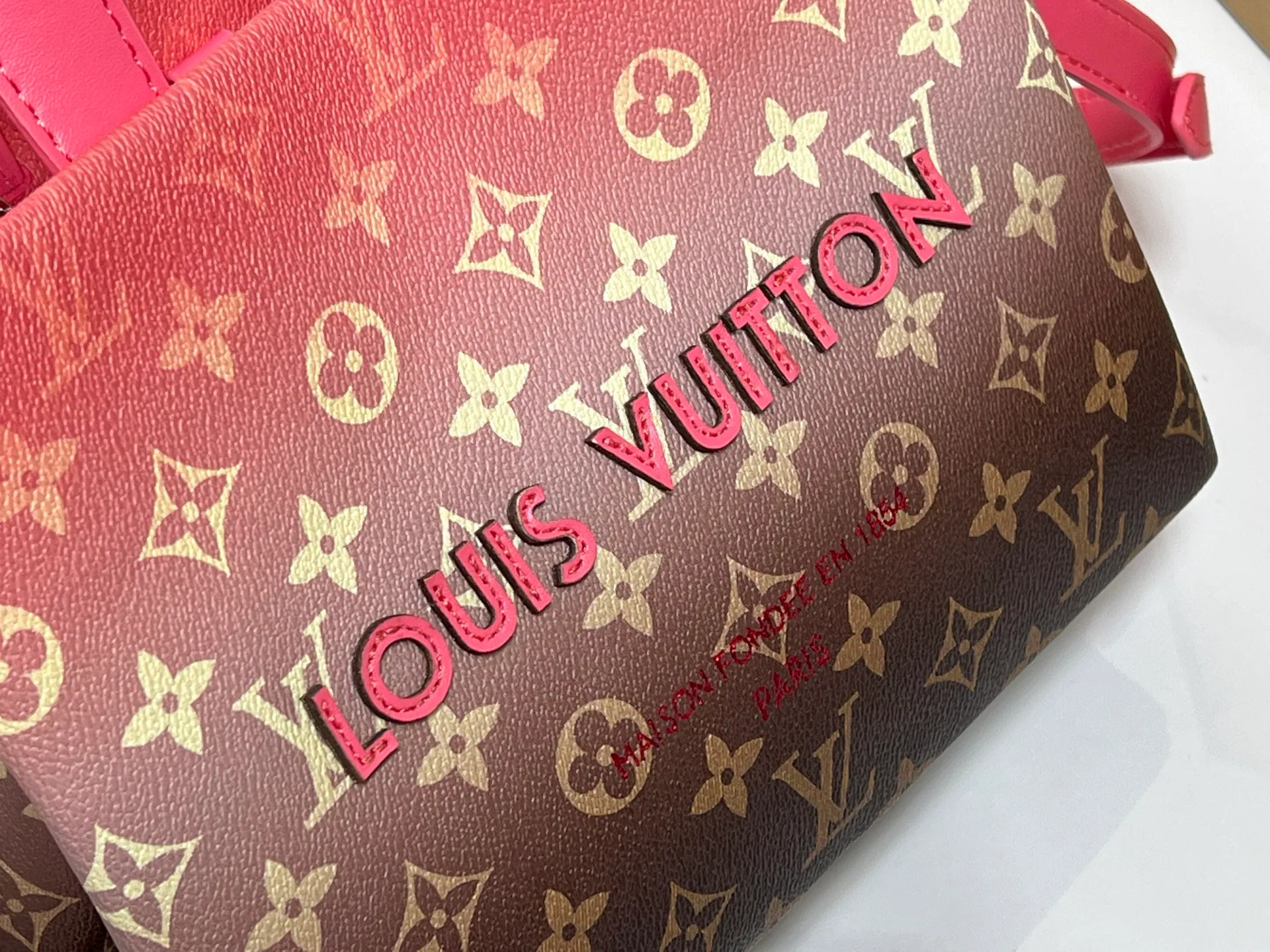 Batch 260💰M13940 Gradient pink Gradient blue khaki Colored check Black check Presbyopia Orange Black Green Pink PHARREL and NIGO collection’s joint series Top original order This Shopper medium handbag draws inspiration from Louis Vuitton shopping bags, with the words Louis Vuitton and Maison Fondée En 1854 written on soft cow leather, with a top handle and a detachable shoulder strap. 25x19x11 • Cow leather • Cow leather trim • Textile lining • Metal hardware • Musketon closure • Main compartment • Zip pocket • Double patch pockets • Handles: Double handle