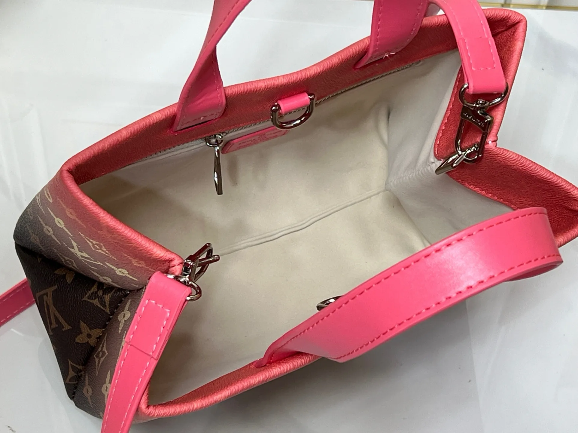 Batch 260💰M13940 Gradient pink Gradient blue khaki Colored check Black check Presbyopia Orange Black Green Pink PHARREL and NIGO collection’s joint series Top original order This Shopper medium handbag draws inspiration from Louis Vuitton shopping bags, with the words Louis Vuitton and Maison Fondée En 1854 written on soft cow leather, with a top handle and a detachable shoulder strap. 25x19x11 • Cow leather • Cow leather trim • Textile lining • Metal hardware • Musketon closure • Main compartment • Zip pocket • Double patch pockets • Handles: Double handle