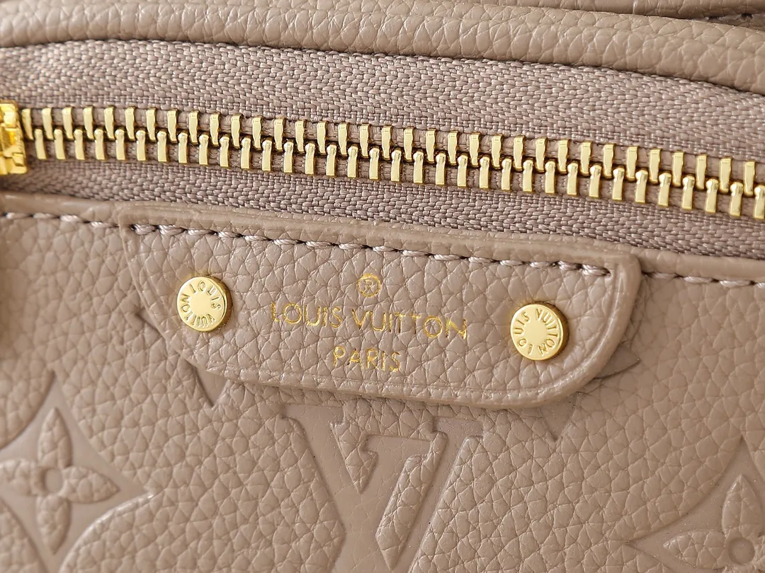 💰200💰Upgraded from the original M46917 M82335 M83275 M82208 M82347 This Mini Bumbag handbag comes from the LV Gradient series and uses the Monogram embossing of Monogram Empreinte leather to render gradient midsummer colors. The on-trend construction features a zipped main compartment and a front pocket with a Louis Vuitton leather label. With the detachable chain and detachable and adjustable shoulder strap, it can be worn as a shoulder or cross-body bag. 17.0 x 12.0 x 9.5 cm (L x H x W) • Monogram Empreinte embossed soft-grained cowhide leather • Textile lining • Metal hardware • Zip closure • Zip front pocket • Shoulder strap: removable, adjustable • Half-length strap: 32.0 cm • Half-length strap adjustable to: 44.0 cm • Chain: Removable • Half-length chain: 20.0 cm