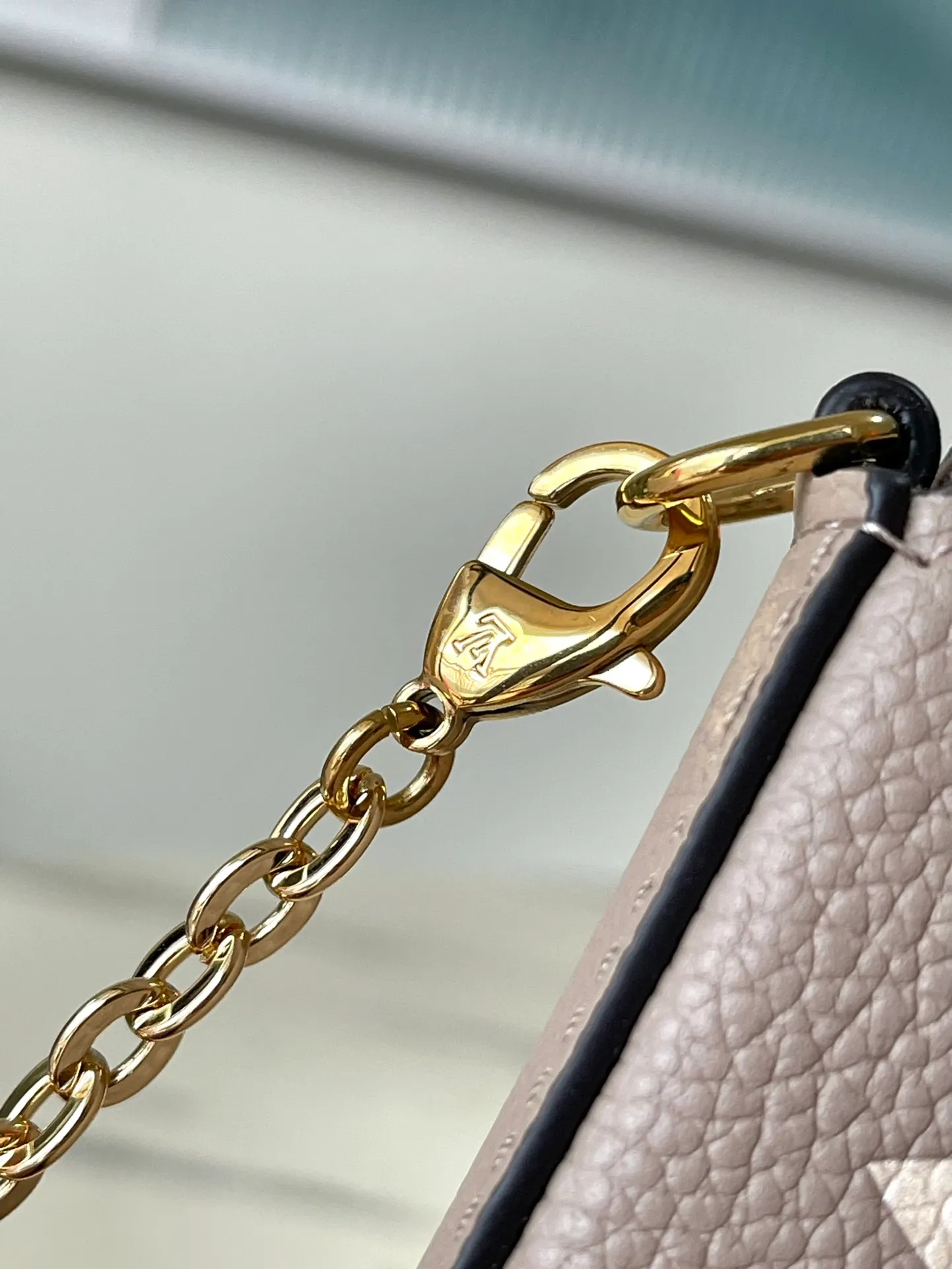💰740 (top layer leather) top original order M69977 gray. Support counter inspection. Photos taken of duty-free goods are consistent with the product without unpacking. This product is an exclusive duty-free product in the market and is the highest-end product. Inspection is supported. This product has passed strict inspection and is flawless. Please wear gloves when touching the product. This product is not returnable or exchangeable. Please confirm the product first and then remove the label on the handle. This product is temporarily not open to the public, only regular customers, and is in short supply. Dimensions: 25 x 14.5 x 4.5 cm