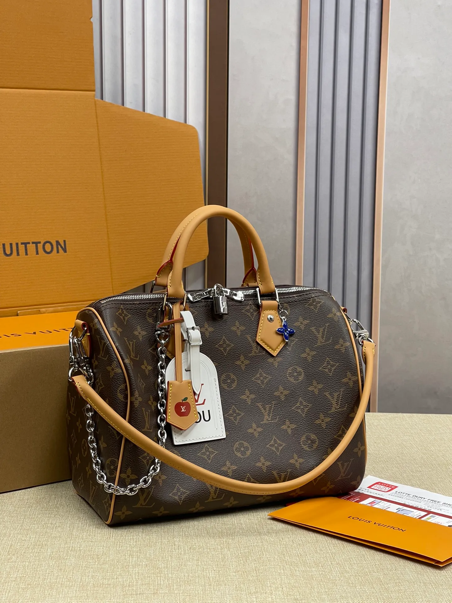 [Upgraded version] P580¥ Upgraded version·High quality·With gift box packaging🎁New pillow at the counter🌼Model M11945🔥Speedy Soft 30 Crafty handbag accompanies the journey with comfort. The Monogram coated canvas brings a soft texture, the leather lining and key bag are integrated with eye-catching touches, and the boarding pass and hard case decoration highlight the playfulness. An interior zippered pocket keeps your passport and other important items secure, and the Toron handle adds a gorgeous touch. 21 x 17 x 30 cm (height x width x length)