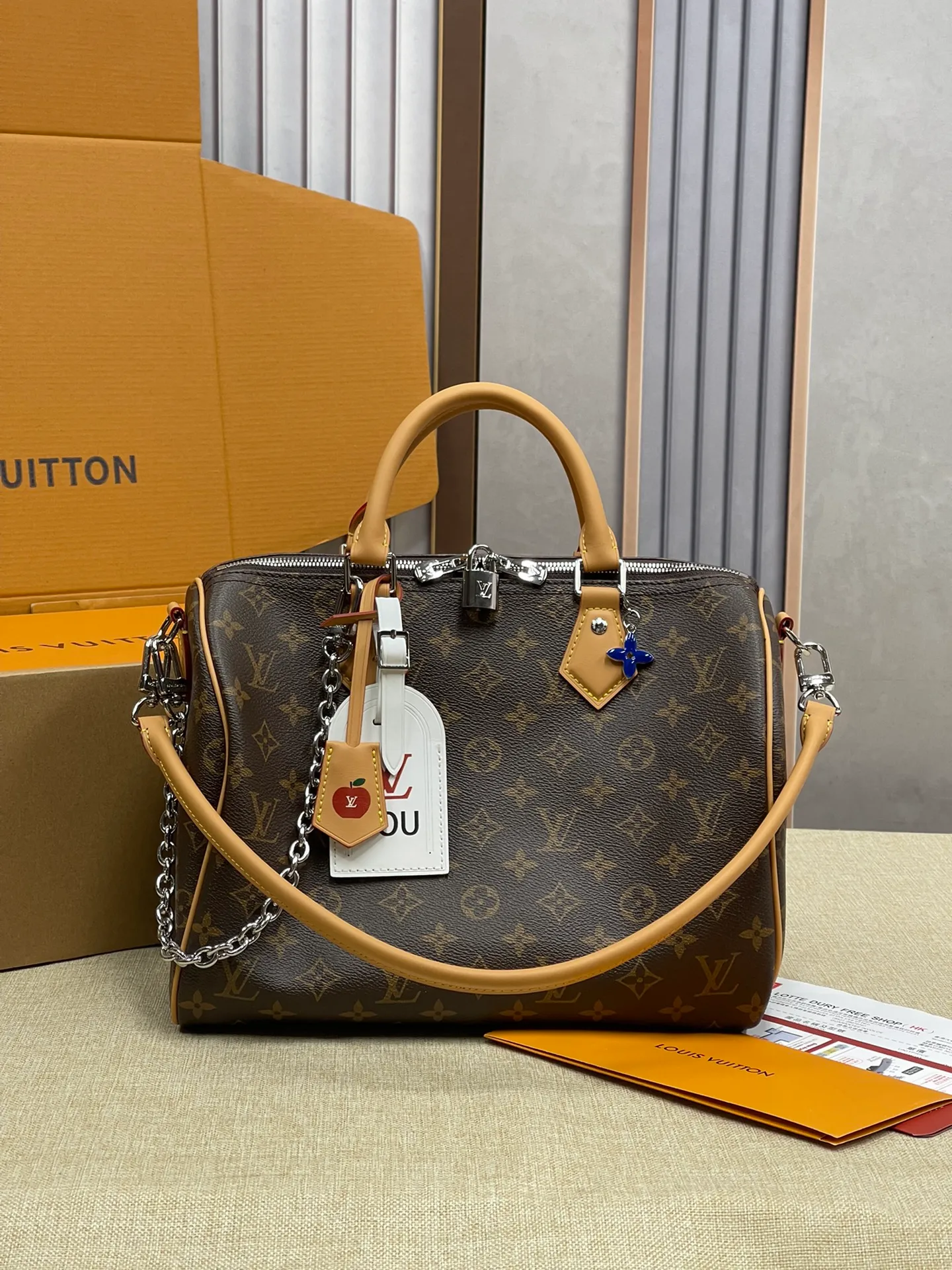 [Upgraded version] P580¥ Upgraded version·High quality·With gift box packaging🎁New pillow at the counter🌼Model M11945🔥Speedy Soft 30 Crafty handbag accompanies the journey with comfort. The Monogram coated canvas brings a soft texture, the leather lining and key bag are integrated with eye-catching touches, and the boarding pass and hard case decoration highlight the playfulness. An interior zippered pocket keeps your passport and other important items secure, and the Toron handle adds a gorgeous touch. 21 x 17 x 30 cm (height x width x length)