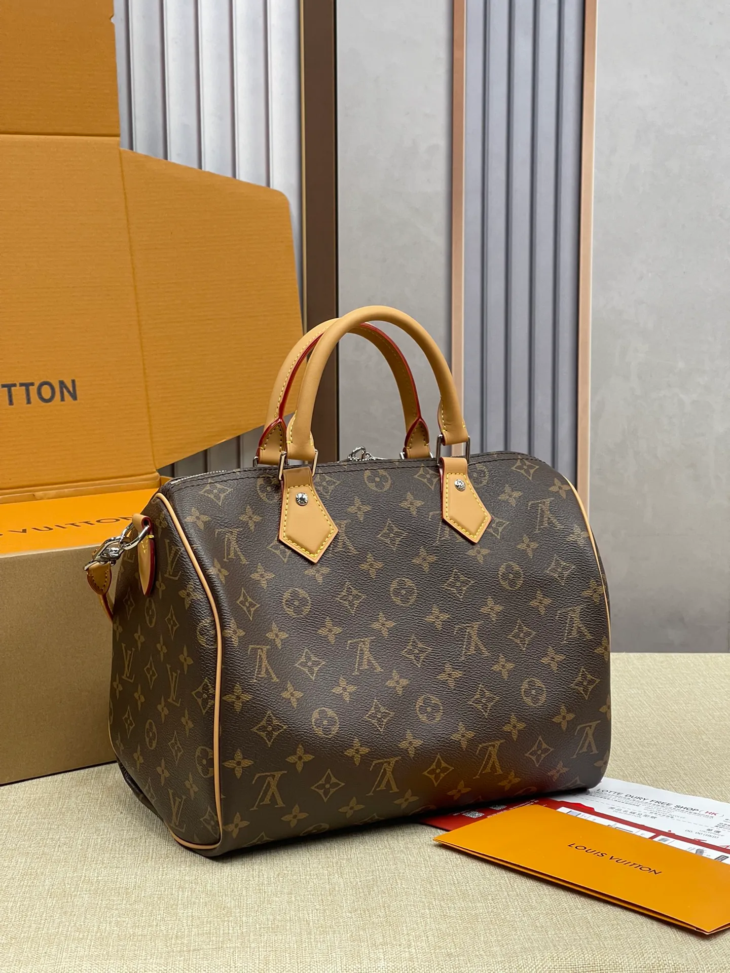 [Upgraded version] P580¥ Upgraded version·High quality·With gift box packaging🎁New pillow at the counter🌼Model M11945🔥Speedy Soft 30 Crafty handbag accompanies the journey with comfort. The Monogram coated canvas brings a soft texture, the leather lining and key bag are integrated with eye-catching touches, and the boarding pass and hard case decoration highlight the playfulness. An interior zippered pocket keeps your passport and other important items secure, and the Toron handle adds a gorgeous touch. 21 x 17 x 30 cm (height x width x length)
