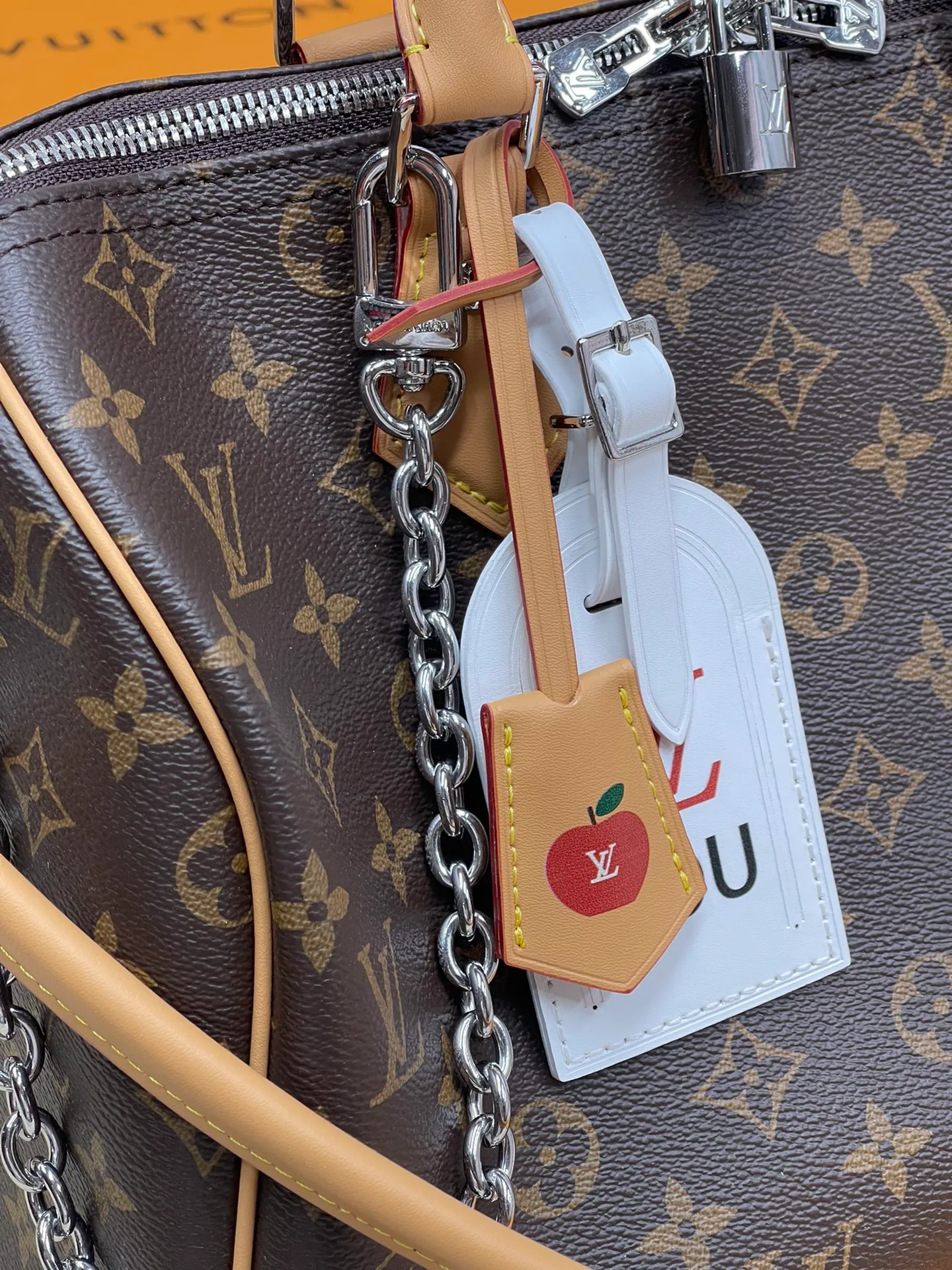[Upgraded version] P580¥ Upgraded version·High quality·With gift box packaging🎁New pillow at the counter🌼Model M11945🔥Speedy Soft 30 Crafty handbag accompanies the journey with comfort. The Monogram coated canvas brings a soft texture, the leather lining and key bag are integrated with eye-catching touches, and the boarding pass and hard case decoration highlight the playfulness. An interior zippered pocket keeps your passport and other important items secure, and the Toron handle adds a gorgeous touch. 21 x 17 x 30 cm (height x width x length)