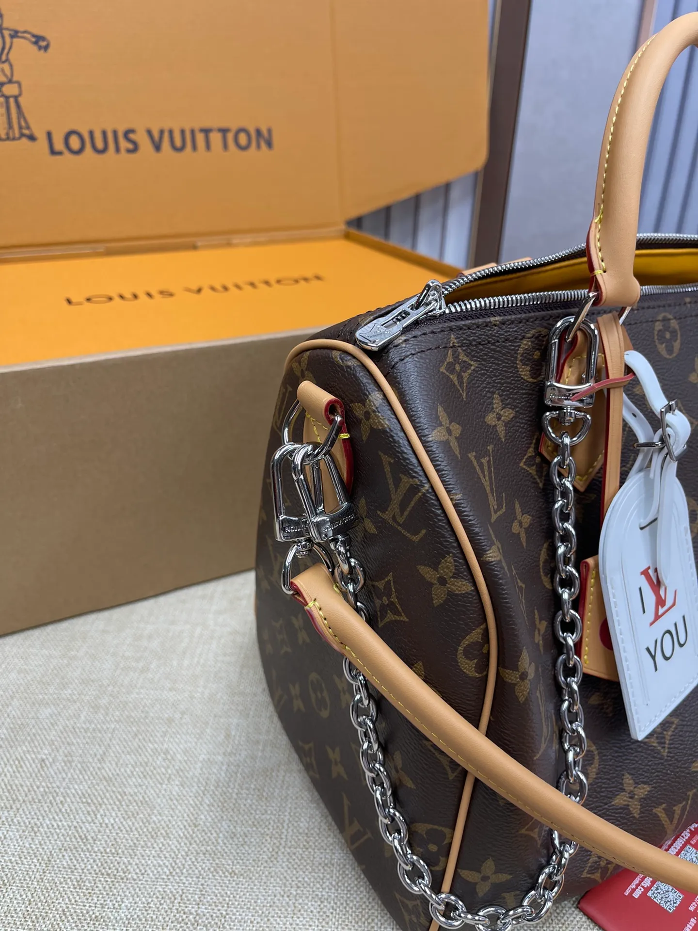 [Upgraded version] P580¥ Upgraded version·High quality·With gift box packaging🎁New pillow at the counter🌼Model M11945🔥Speedy Soft 30 Crafty handbag accompanies the journey with comfort. The Monogram coated canvas brings a soft texture, the leather lining and key bag are integrated with eye-catching touches, and the boarding pass and hard case decoration highlight the playfulness. An interior zippered pocket keeps your passport and other important items secure, and the Toron handle adds a gorgeous touch. 21 x 17 x 30 cm (height x width x length)