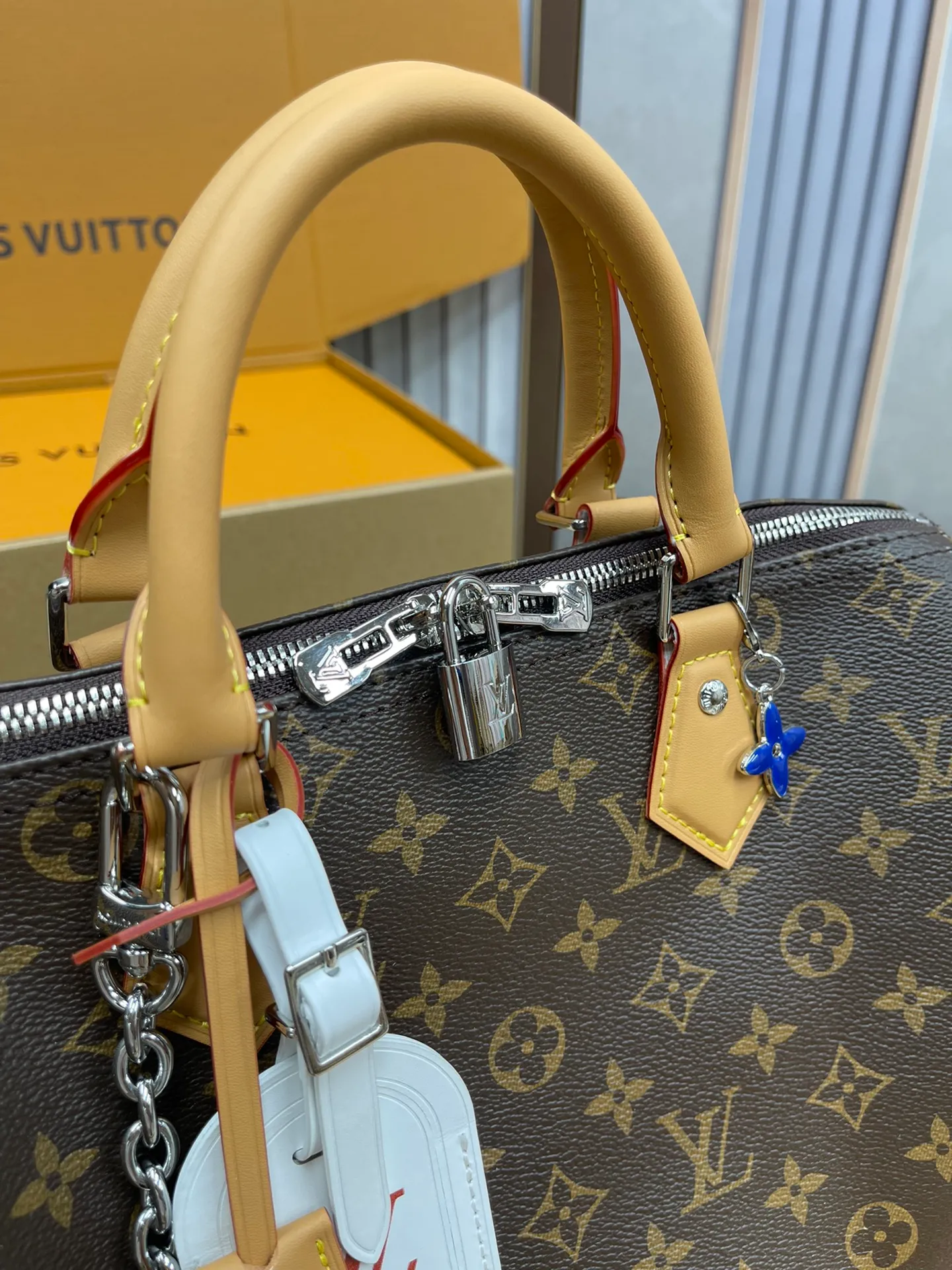 [Upgraded version] P580¥ Upgraded version·High quality·With gift box packaging🎁New pillow at the counter🌼Model M11945🔥Speedy Soft 30 Crafty handbag accompanies the journey with comfort. The Monogram coated canvas brings a soft texture, the leather lining and key bag are integrated with eye-catching touches, and the boarding pass and hard case decoration highlight the playfulness. An interior zippered pocket keeps your passport and other important items secure, and the Toron handle adds a gorgeous touch. 21 x 17 x 30 cm (height x width x length)