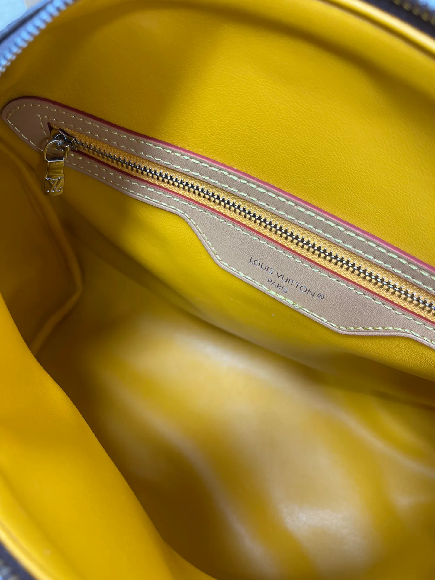 [Upgraded version] P580¥ Upgraded version·High quality·With gift box packaging🎁New pillow at the counter🌼Model M11945🔥Speedy Soft 30 Crafty handbag accompanies the journey with comfort. The Monogram coated canvas brings a soft texture, the leather lining and key bag are integrated with eye-catching touches, and the boarding pass and hard case decoration highlight the playfulness. An interior zippered pocket keeps your passport and other important items secure, and the Toron handle adds a gorgeous touch. 21 x 17 x 30 cm (height x width x length)
