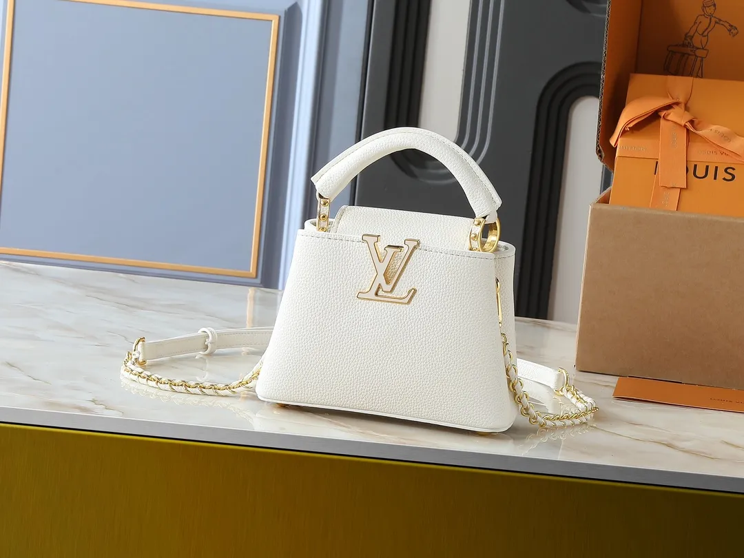 💰380💰Guangzhou goods Upgraded from the original M23083 M23082 This Capucines mini handbag incorporates exquisite Monogram flowers into the handle, presenting the three-dimensional look of the LV logo with delicate brushstrokes, injecting dazzling luster into the soft design. Full-grain Taurillon leather is designed to fit a smartphone, short wallet and other small essentials. Dimensions: 21.0 x 13.6 x 8.0 cm (length x height x width)