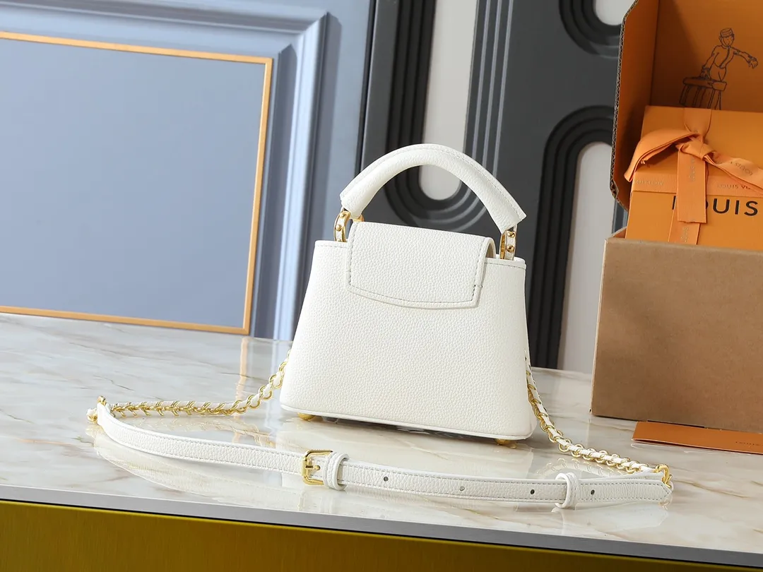 💰380💰Guangzhou goods Upgraded from the original M23083 M23082 This Capucines mini handbag incorporates exquisite Monogram flowers into the handle, presenting the three-dimensional look of the LV logo with delicate brushstrokes, injecting dazzling luster into the soft design. Full-grain Taurillon leather is designed to fit a smartphone, short wallet and other small essentials. Dimensions: 21.0 x 13.6 x 8.0 cm (length x height x width)