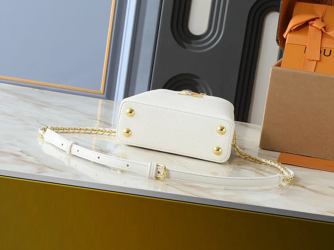 💰380💰Guangzhou goods Upgraded from the original M23083 M23082 This Capucines mini handbag incorporates exquisite Monogram flowers into the handle, presenting the three-dimensional look of the LV logo with delicate brushstrokes, injecting dazzling luster into the soft design. Full-grain Taurillon leather is designed to fit a smartphone, short wallet and other small essentials. Dimensions: 21.0 x 13.6 x 8.0 cm (length x height x width)