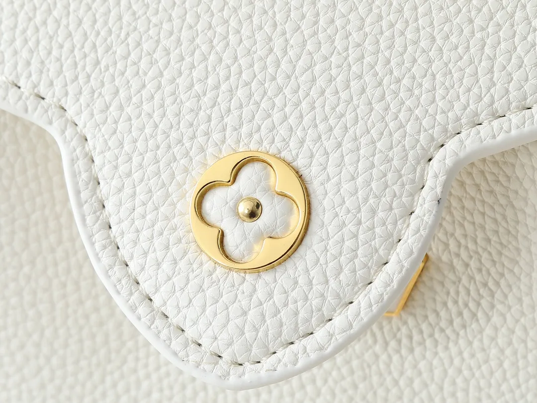💰380💰Guangzhou goods Upgraded from the original M23083 M23082 This Capucines mini handbag incorporates exquisite Monogram flowers into the handle, presenting the three-dimensional look of the LV logo with delicate brushstrokes, injecting dazzling luster into the soft design. Full-grain Taurillon leather is designed to fit a smartphone, short wallet and other small essentials. Dimensions: 21.0 x 13.6 x 8.0 cm (length x height x width)
