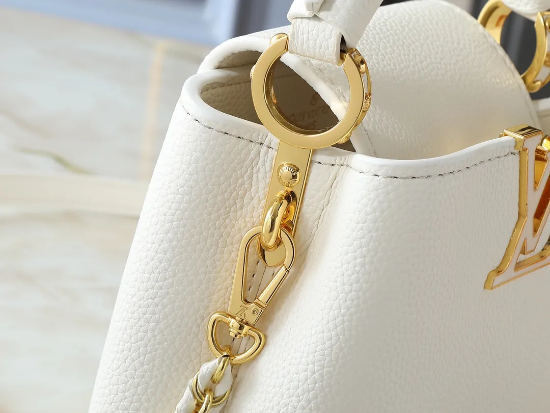 💰380💰Guangzhou goods Upgraded from the original M23083 M23082 This Capucines mini handbag incorporates exquisite Monogram flowers into the handle, presenting the three-dimensional look of the LV logo with delicate brushstrokes, injecting dazzling luster into the soft design. Full-grain Taurillon leather is designed to fit a smartphone, short wallet and other small essentials. Dimensions: 21.0 x 13.6 x 8.0 cm (length x height x width)