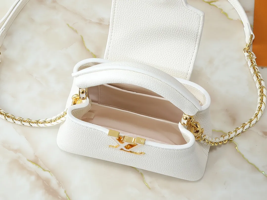 💰380💰Guangzhou goods Upgraded from the original M23083 M23082 This Capucines mini handbag incorporates exquisite Monogram flowers into the handle, presenting the three-dimensional look of the LV logo with delicate brushstrokes, injecting dazzling luster into the soft design. Full-grain Taurillon leather is designed to fit a smartphone, short wallet and other small essentials. Dimensions: 21.0 x 13.6 x 8.0 cm (length x height x width)