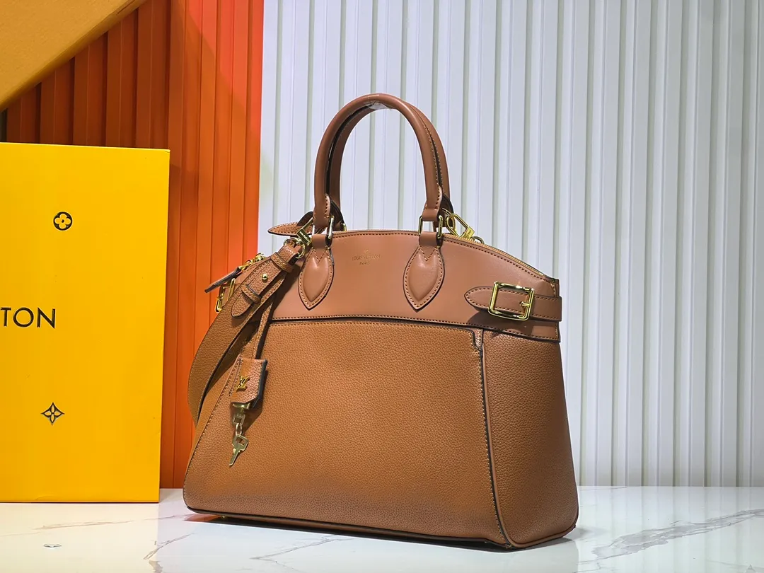 Batch 340💰M11214 green M22914 black M22925 brown M23061 off-white M22927 taupe. Sophisticated and functional, the Lock It MM bag is crafted in fine grained Taurillon leather and smooth calfskin, with gold-finish buckles and hardware. Signature House touches include padlocks, key bells and hot-stamped Louis Vuitton signatures. Featuring an articulated top handle and removable strap, this tote offers a variety of carrying options. 36x29x15 cm (LxHxW) Black Taurillon leather, smooth calfskin semi-leather trim Microfiber lining Gold hardware 2 square buckles padlock key bell External pockets 2 internal flat pockets Internal zipped pocket with flat pockets 5 protective metal studs Strap: removable, adjustable Strap drop: 45.0 cm Maximum strap drop: 51.0 cm